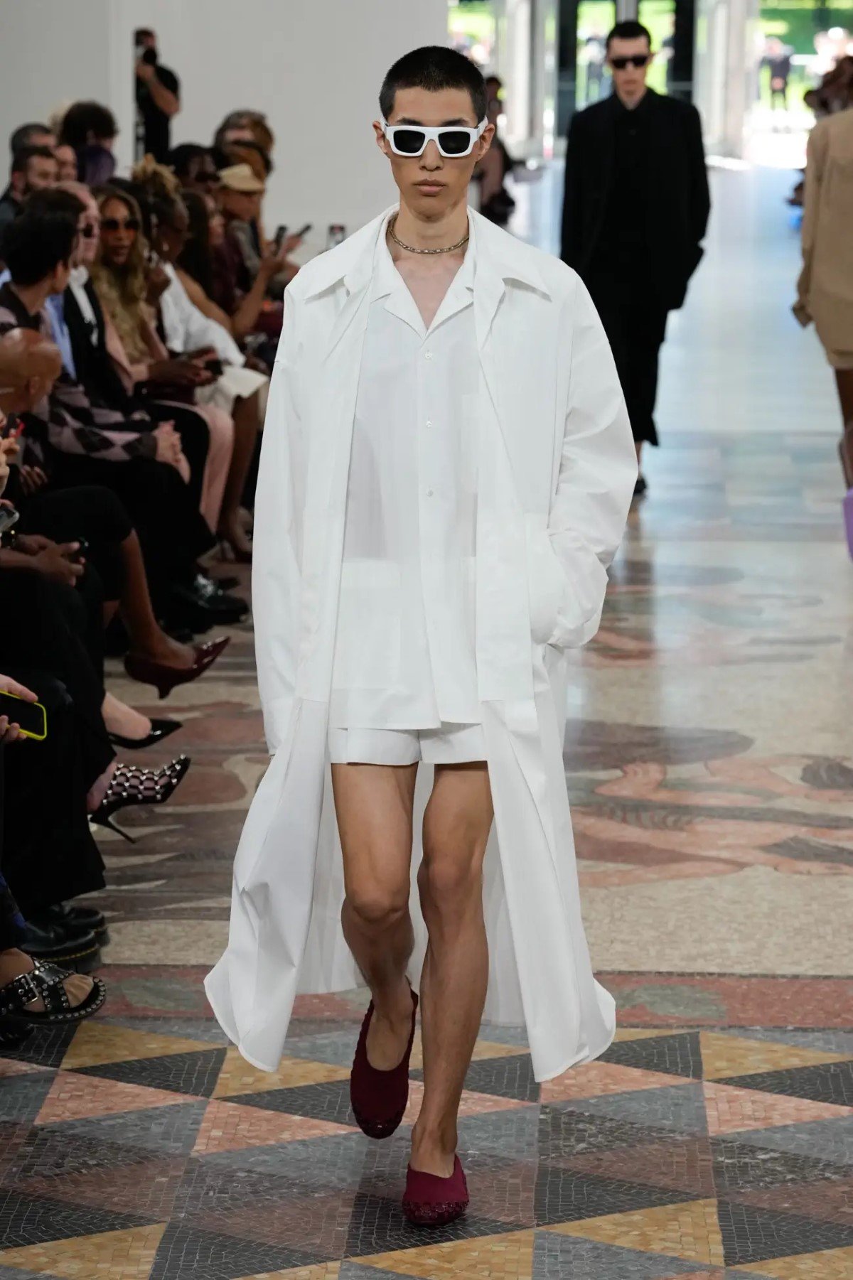 GUCCI surfe sur les vagues avec sa collection homme Printemps 2025 inspirée du surf