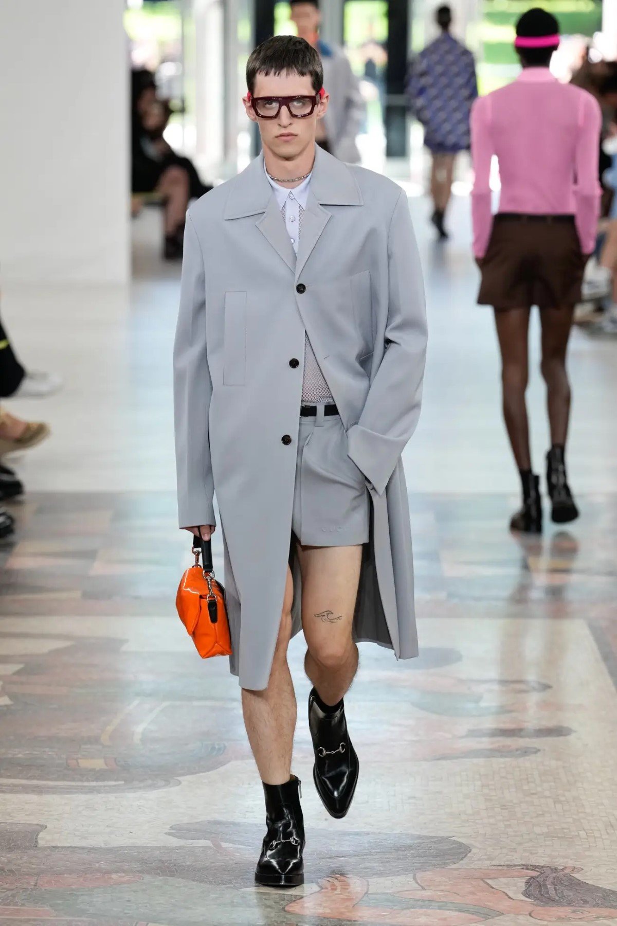 GUCCI surfe sur les vagues avec sa collection homme Printemps 2025 inspirée du surf