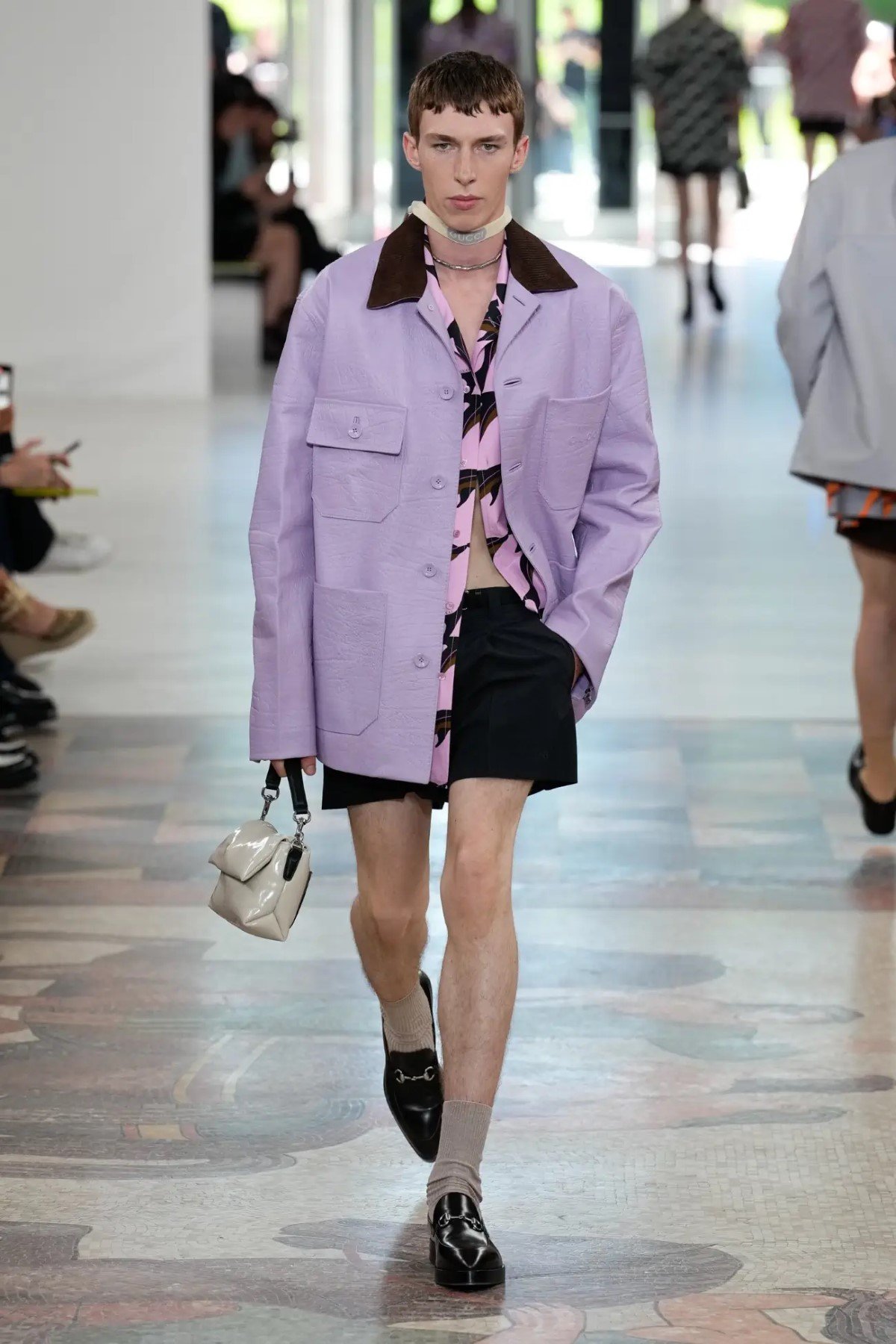 GUCCI surfe sur les vagues avec sa collection homme Printemps 2025 inspirée du surf