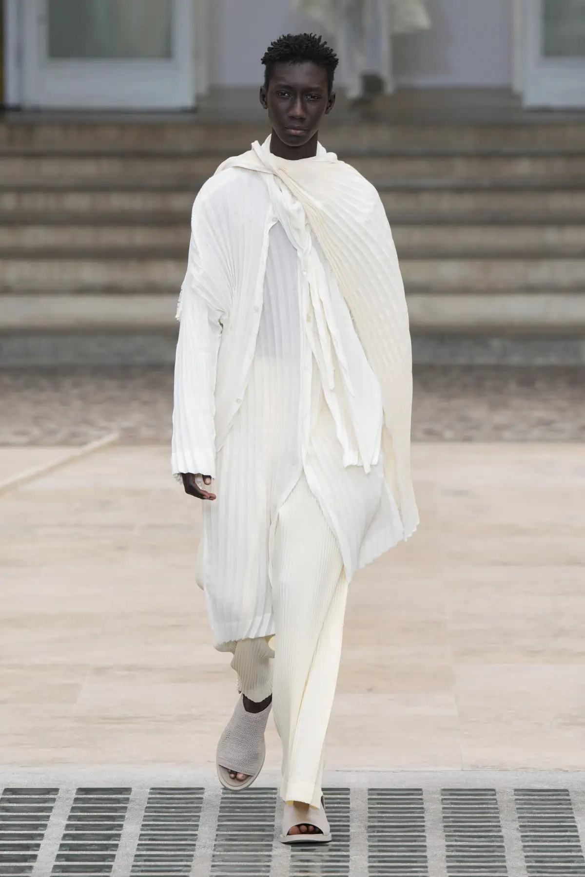 La collection Printemps 2025 d'HOMME PLISSÉ ISSEY MIYAKE s'envole avec le vent