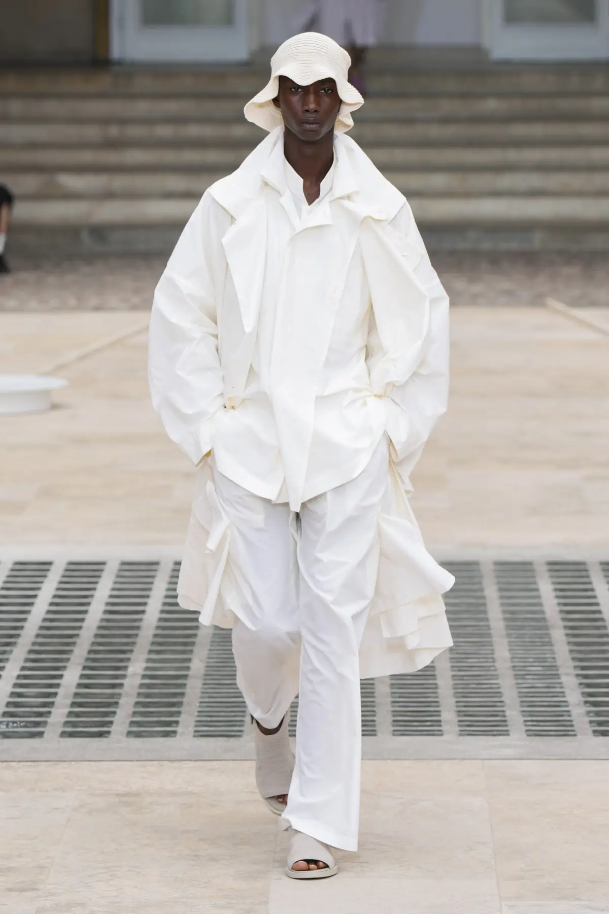 La collection Printemps 2025 d'HOMME PLISSÉ ISSEY MIYAKE s'envole avec le vent