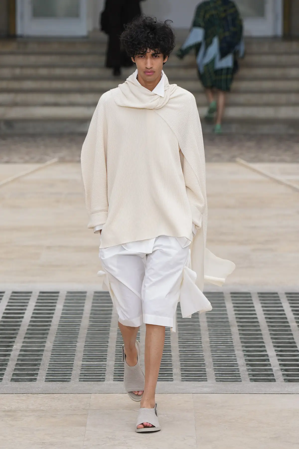 La collection Printemps 2025 d'HOMME PLISSÉ ISSEY MIYAKE s'envole avec le vent