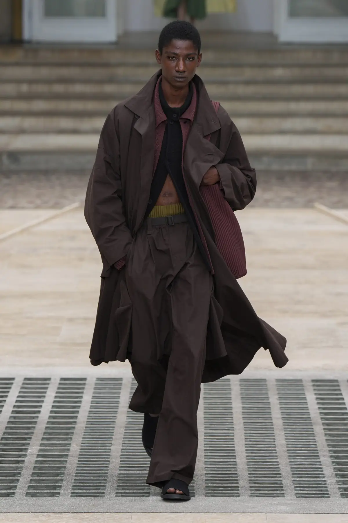 La collection Printemps 2025 d'HOMME PLISSÉ ISSEY MIYAKE s'envole avec le vent
