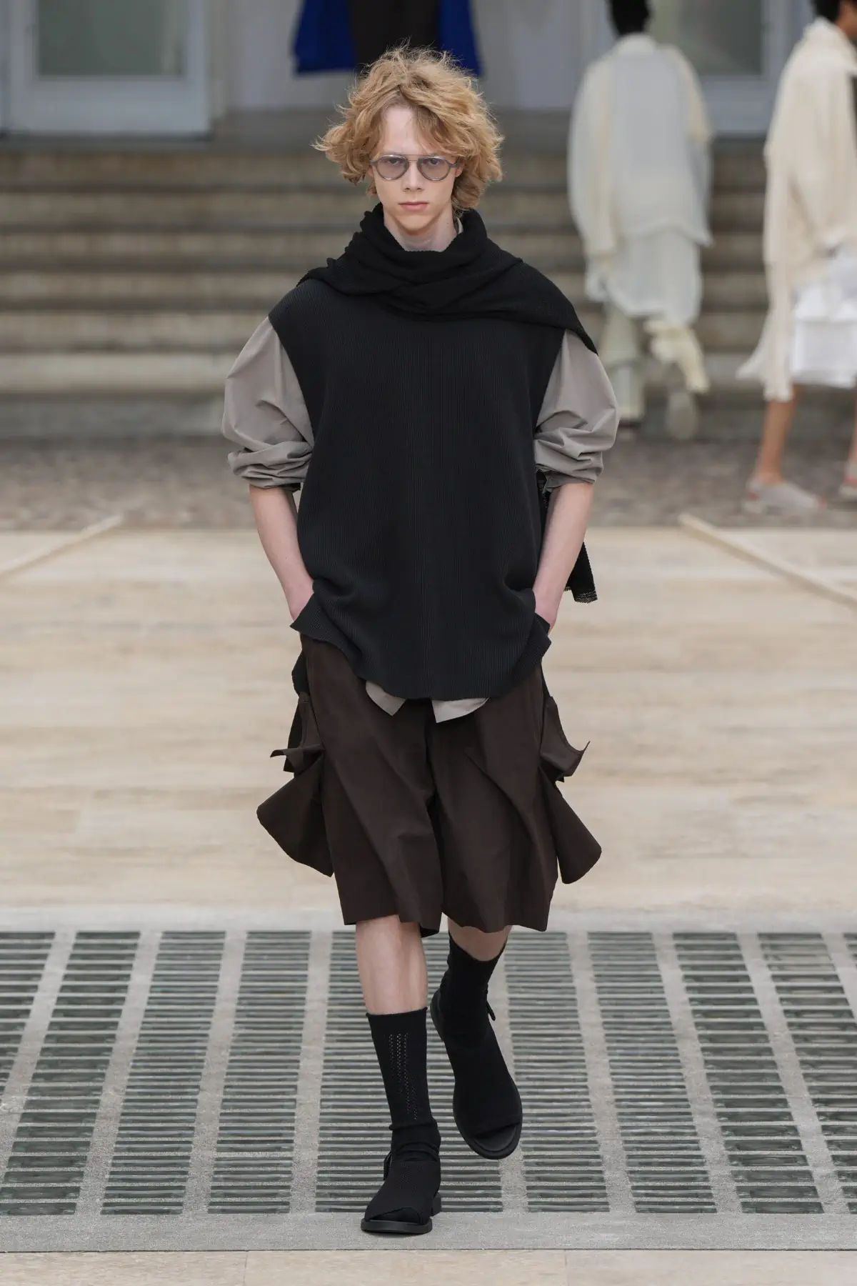 La collection Printemps 2025 d'HOMME PLISSÉ ISSEY MIYAKE s'envole avec le vent