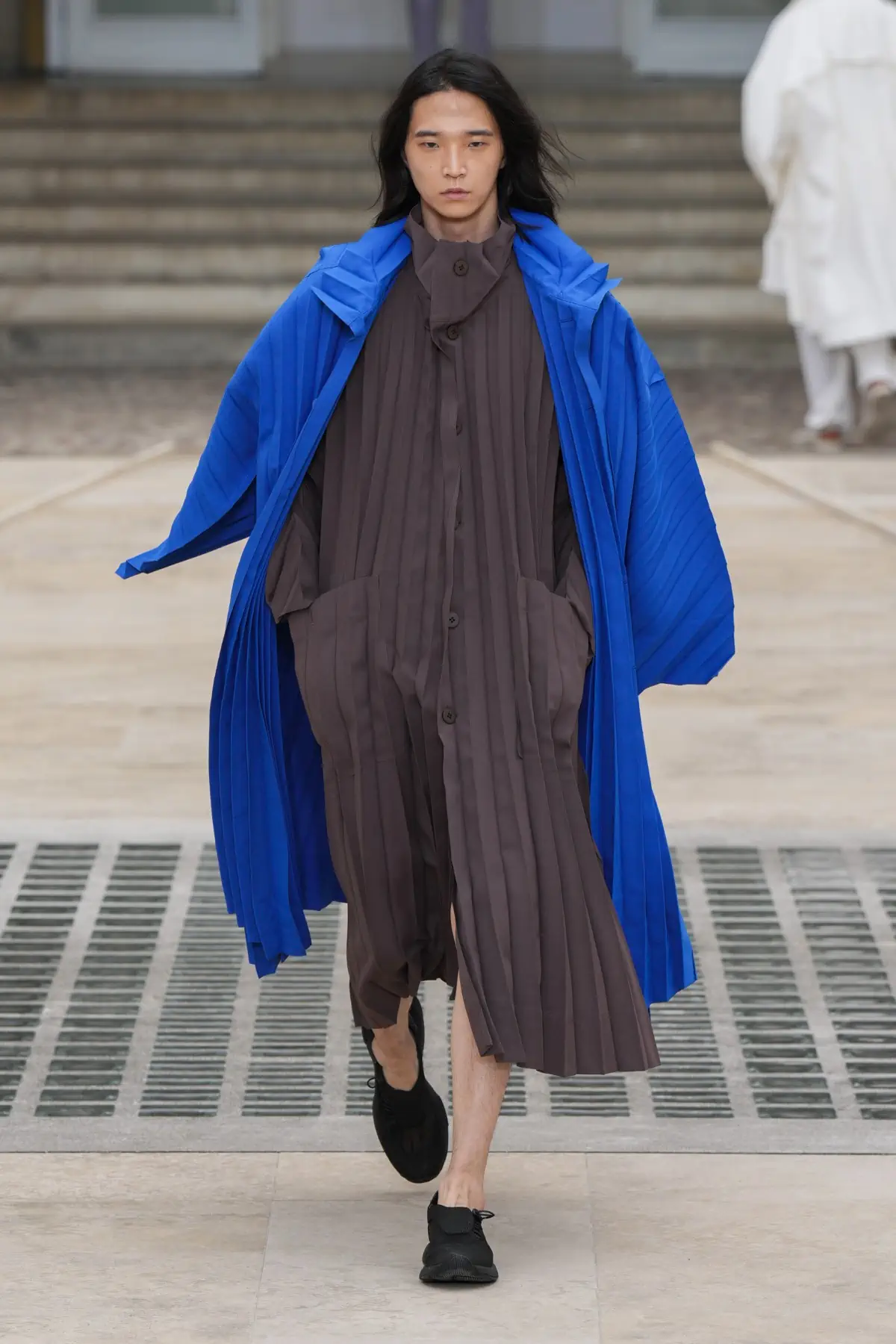 La collection Printemps 2025 d'HOMME PLISSÉ ISSEY MIYAKE s'envole avec le vent