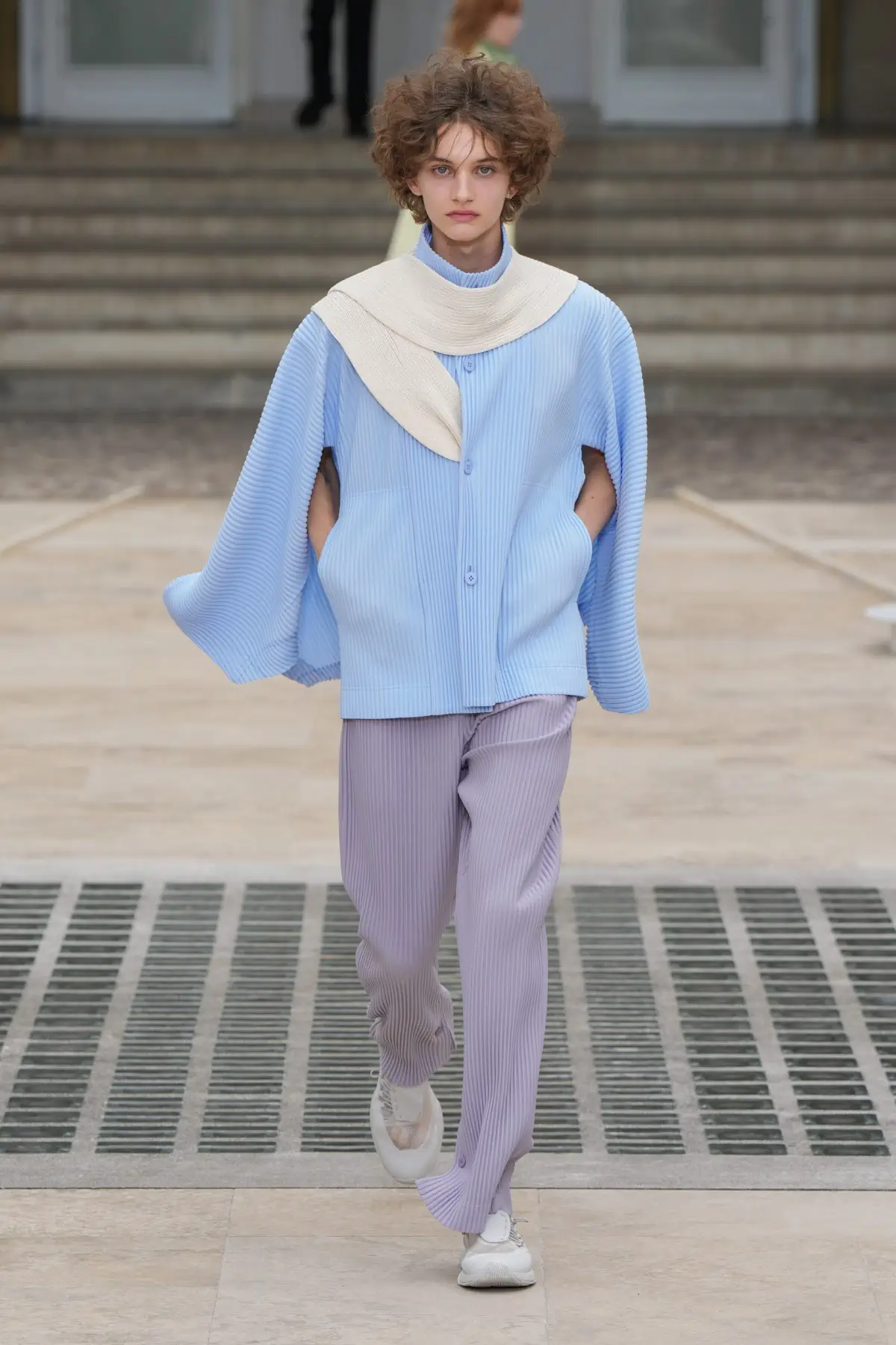 La collection Printemps 2025 d'HOMME PLISSÉ ISSEY MIYAKE s'envole avec le vent
