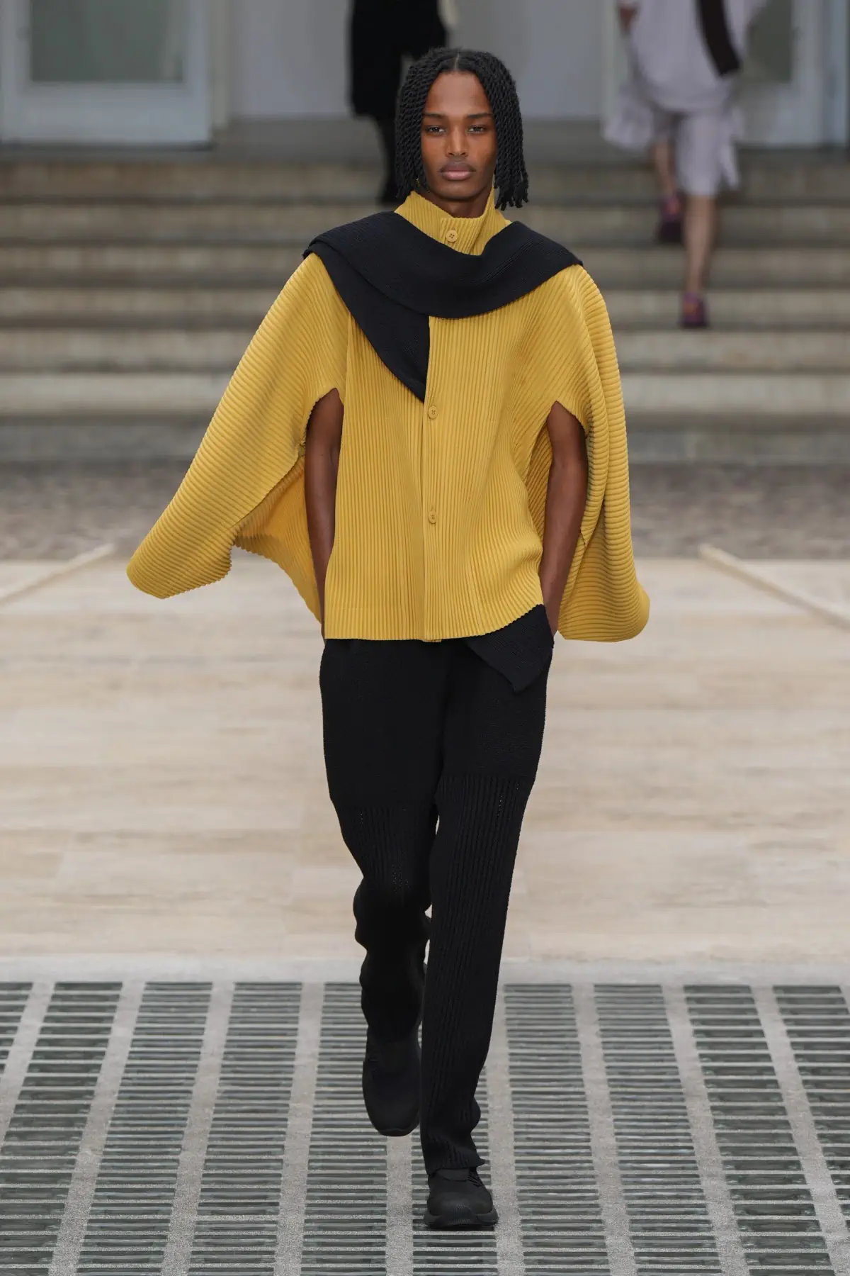 La collection Printemps 2025 d'HOMME PLISSÉ ISSEY MIYAKE s'envole avec le vent