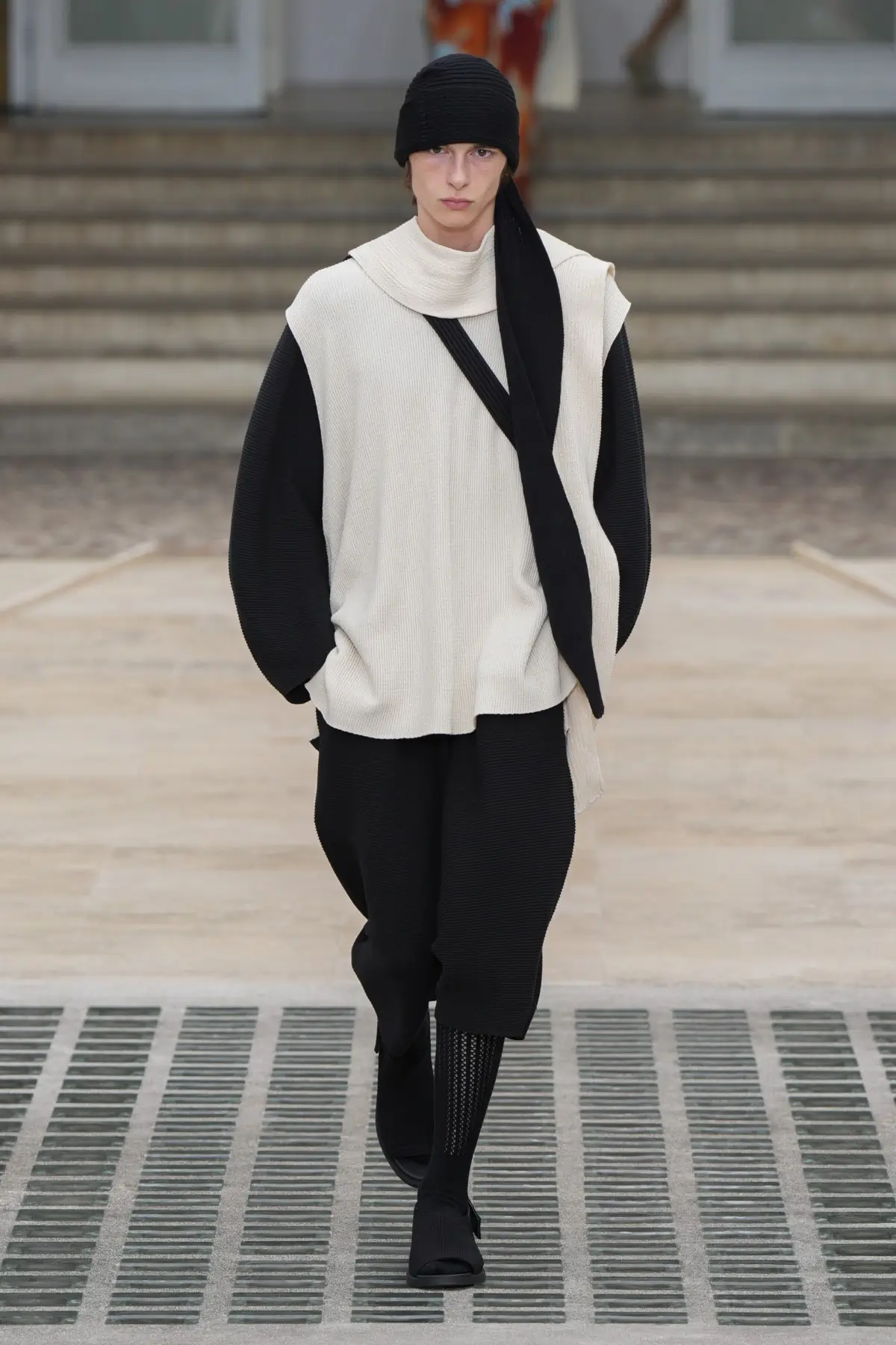 La collection Printemps 2025 d'HOMME PLISSÉ ISSEY MIYAKE s'envole avec le vent