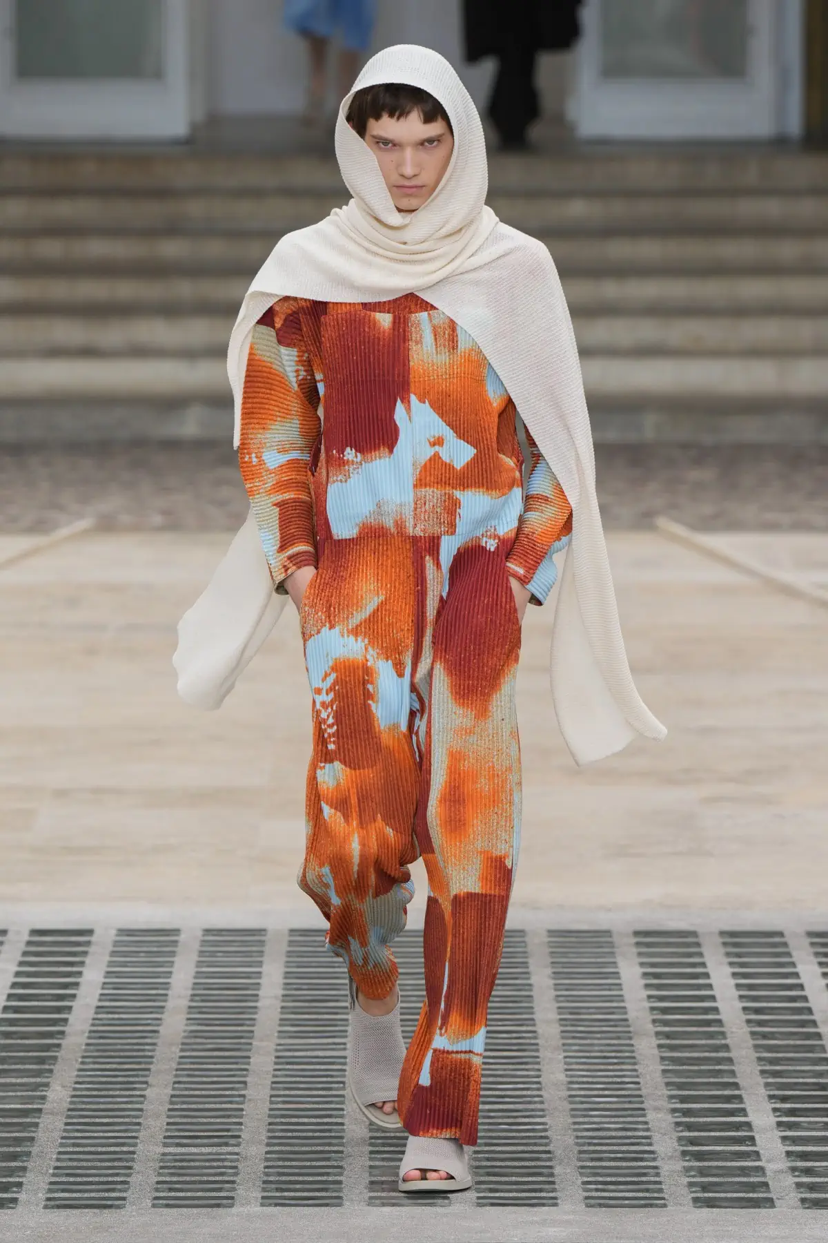 La collection Printemps 2025 d'HOMME PLISSÉ ISSEY MIYAKE s'envole avec le vent