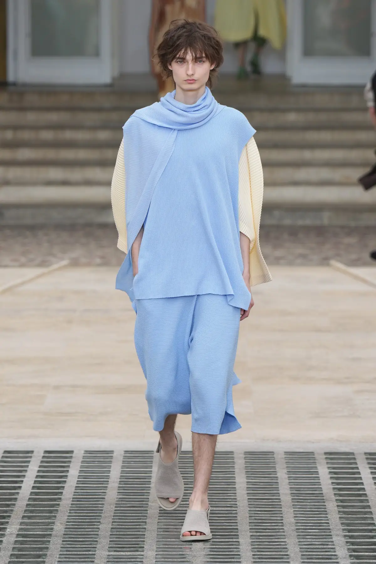 La collection Printemps 2025 d'HOMME PLISSÉ ISSEY MIYAKE s'envole avec le vent
