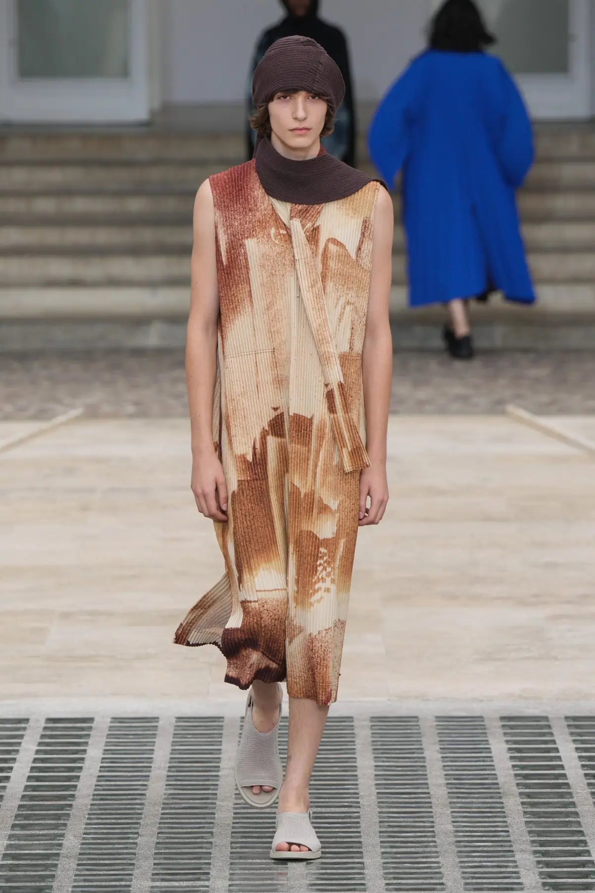 La collection Printemps 2025 d'HOMME PLISSÉ ISSEY MIYAKE s'envole avec le vent