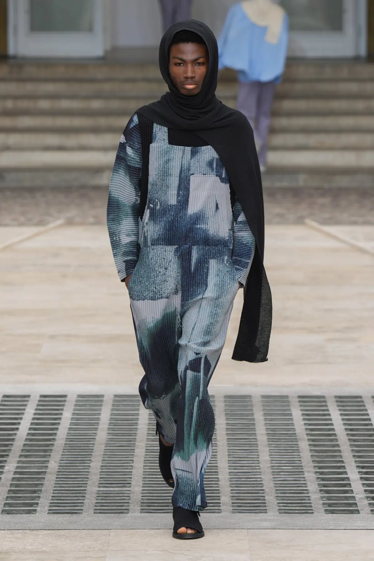 La collection Printemps 2025 d'HOMME PLISSÉ ISSEY MIYAKE s'envole avec le vent