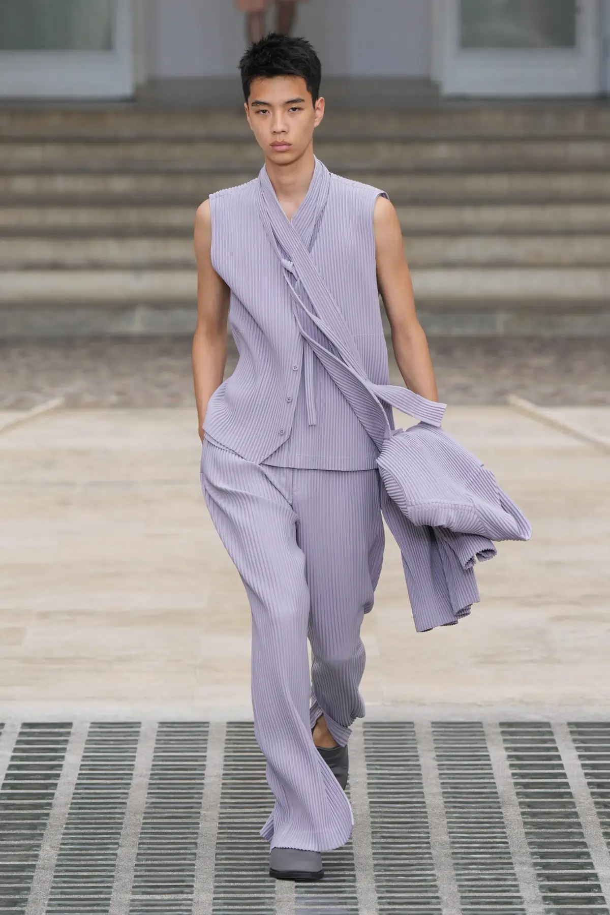 La collection Printemps 2025 d'HOMME PLISSÉ ISSEY MIYAKE s'envole avec le vent