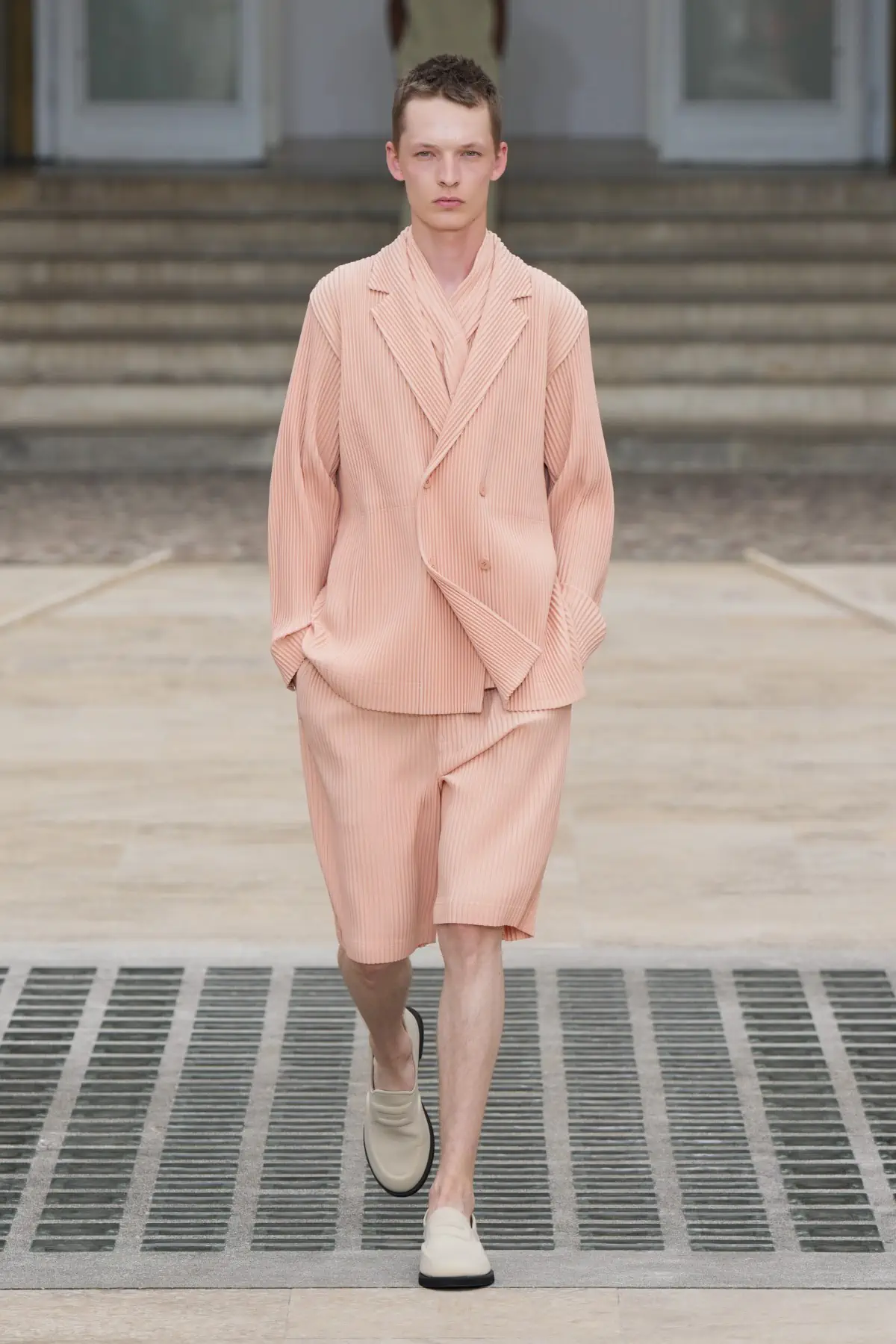 La collection Printemps 2025 d'HOMME PLISSÉ ISSEY MIYAKE s'envole avec le vent