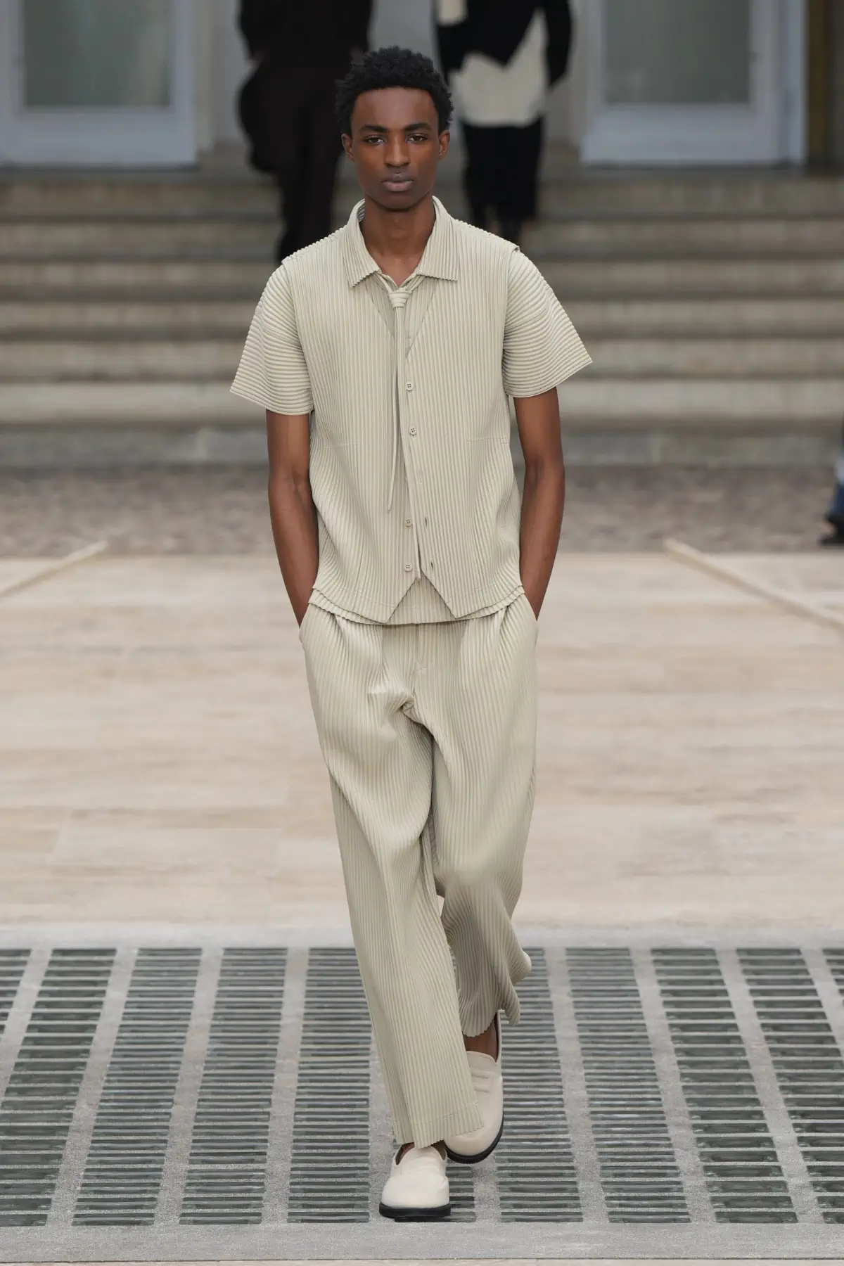 La collection Printemps 2025 d'HOMME PLISSÉ ISSEY MIYAKE s'envole avec le vent