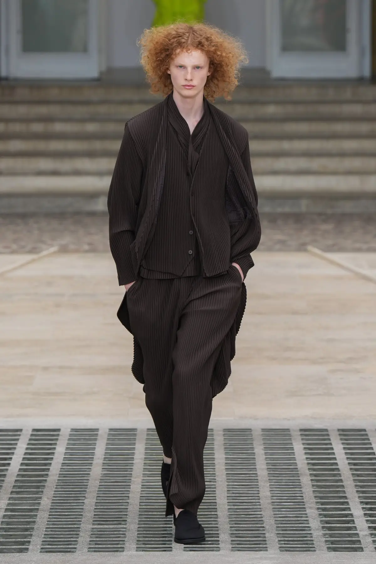 La collection Printemps 2025 d'HOMME PLISSÉ ISSEY MIYAKE s'envole avec le vent
