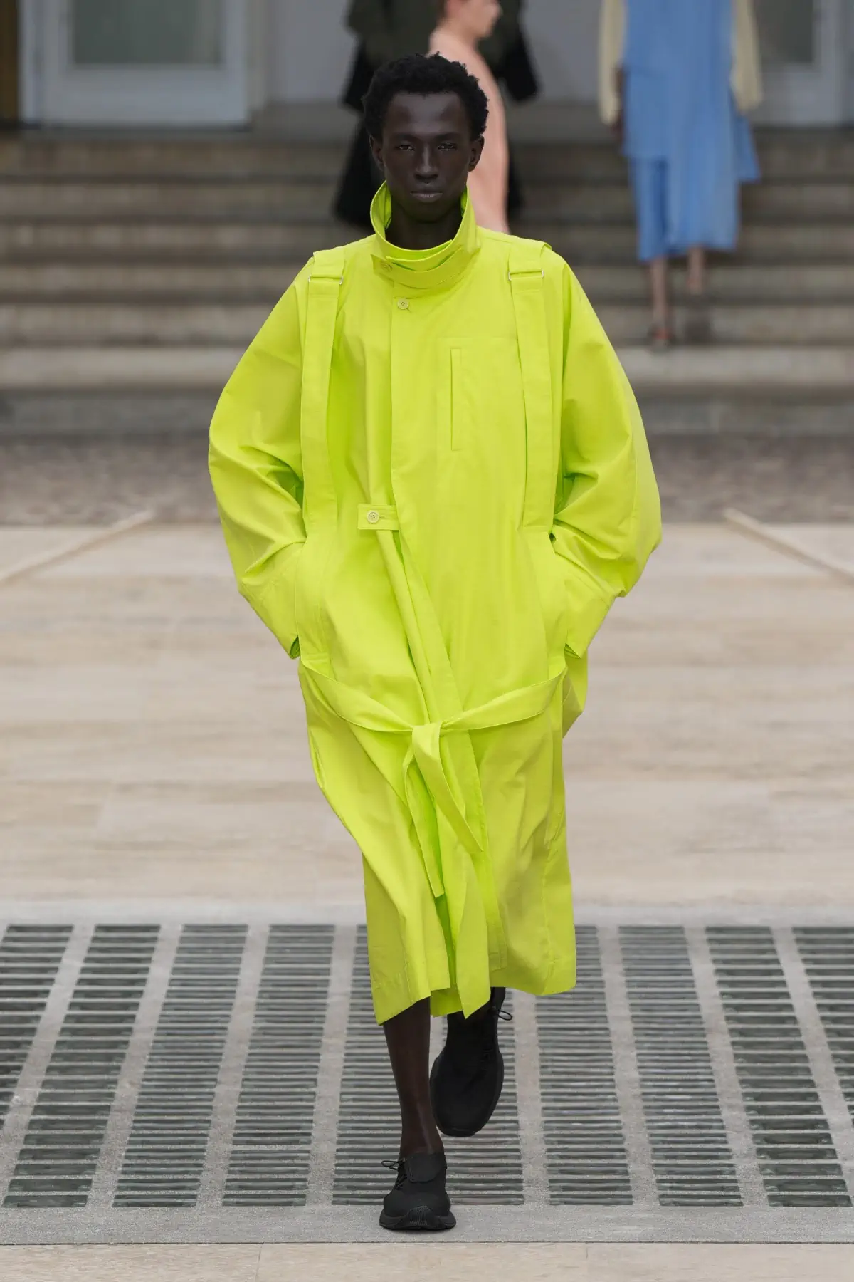 La collection Printemps 2025 d'HOMME PLISSÉ ISSEY MIYAKE s'envole avec le vent