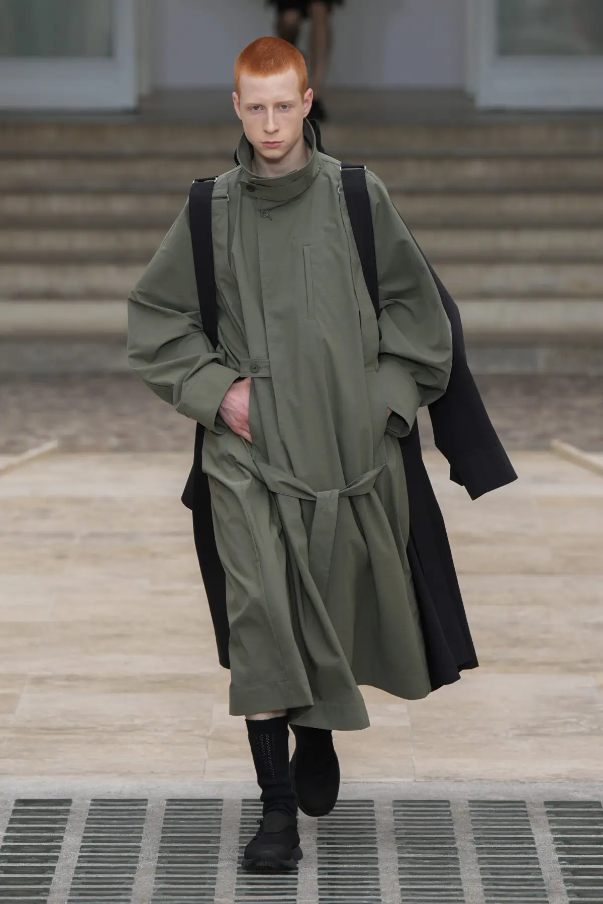 La collection Printemps 2025 d'HOMME PLISSÉ ISSEY MIYAKE s'envole avec le vent
