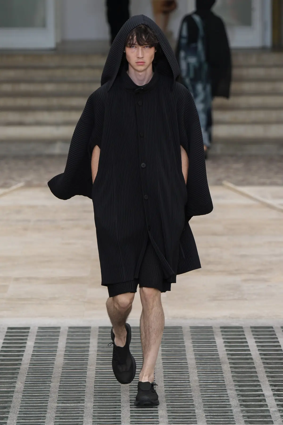 La collection Printemps 2025 d'HOMME PLISSÉ ISSEY MIYAKE s'envole avec le vent