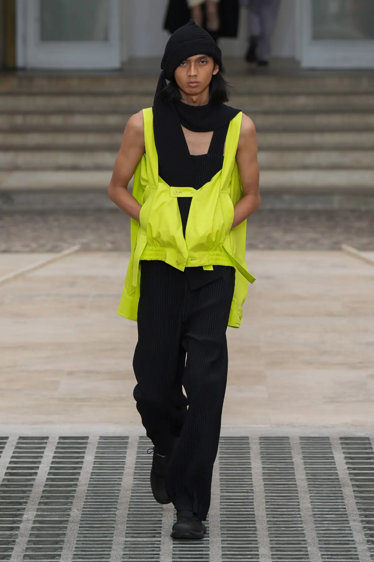 La collection Printemps 2025 d'HOMME PLISSÉ ISSEY MIYAKE s'envole avec le vent