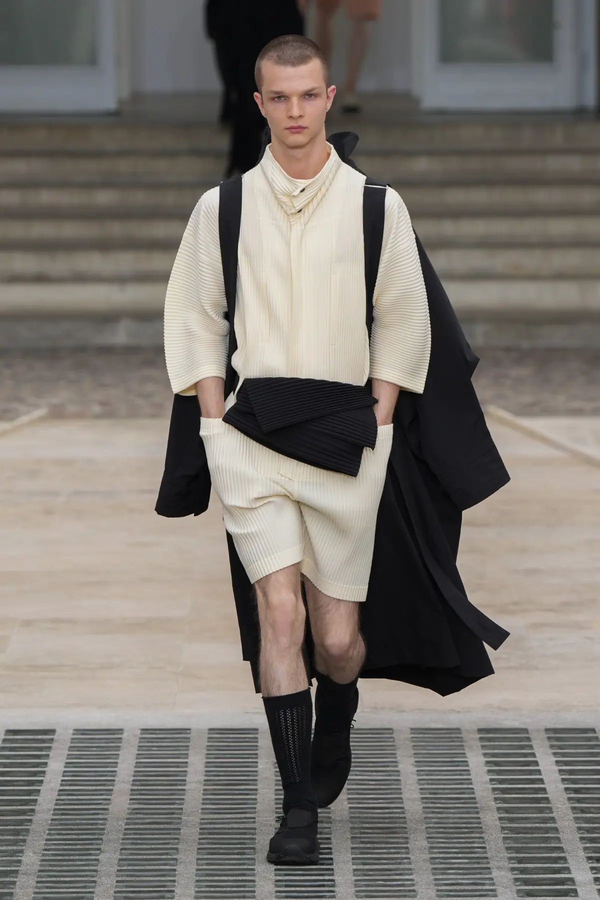 La collection Printemps 2025 d'HOMME PLISSÉ ISSEY MIYAKE s'envole avec le vent