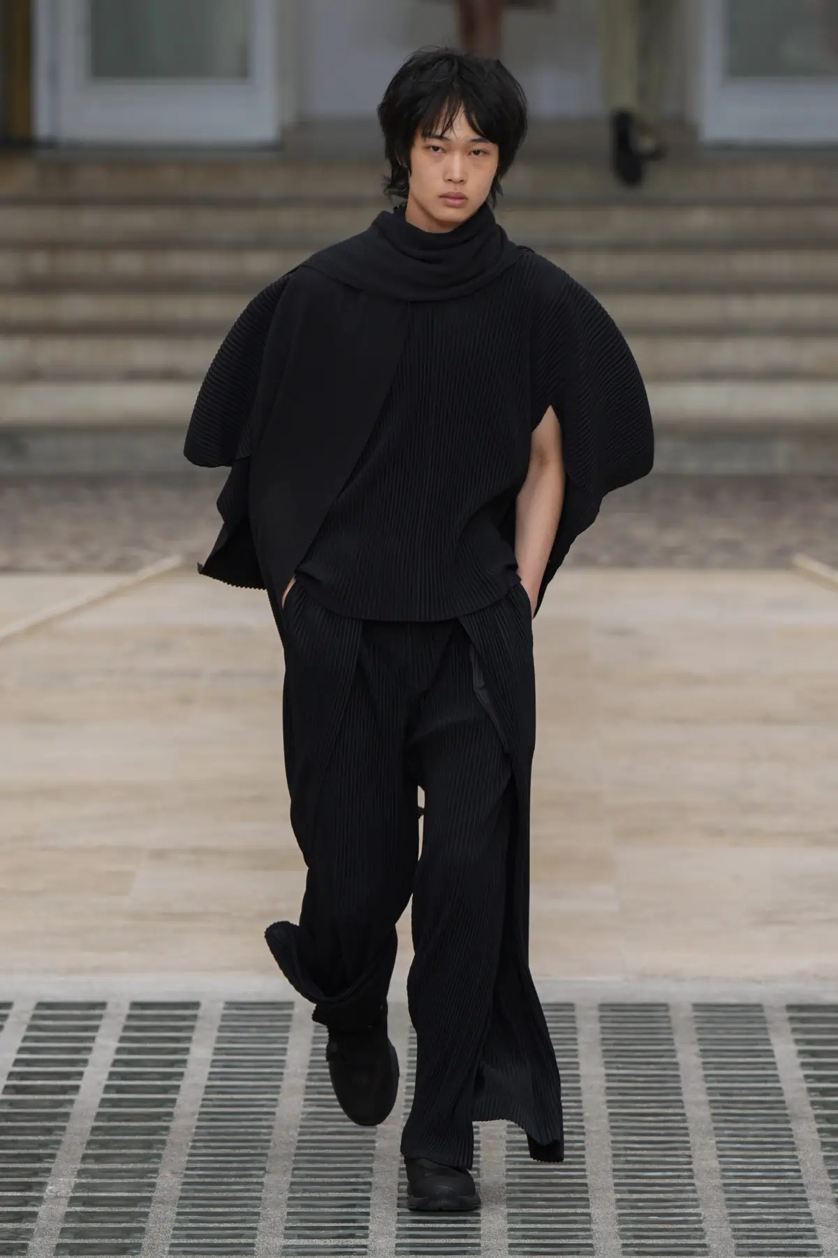 La collection Printemps 2025 d'HOMME PLISSÉ ISSEY MIYAKE s'envole avec le vent