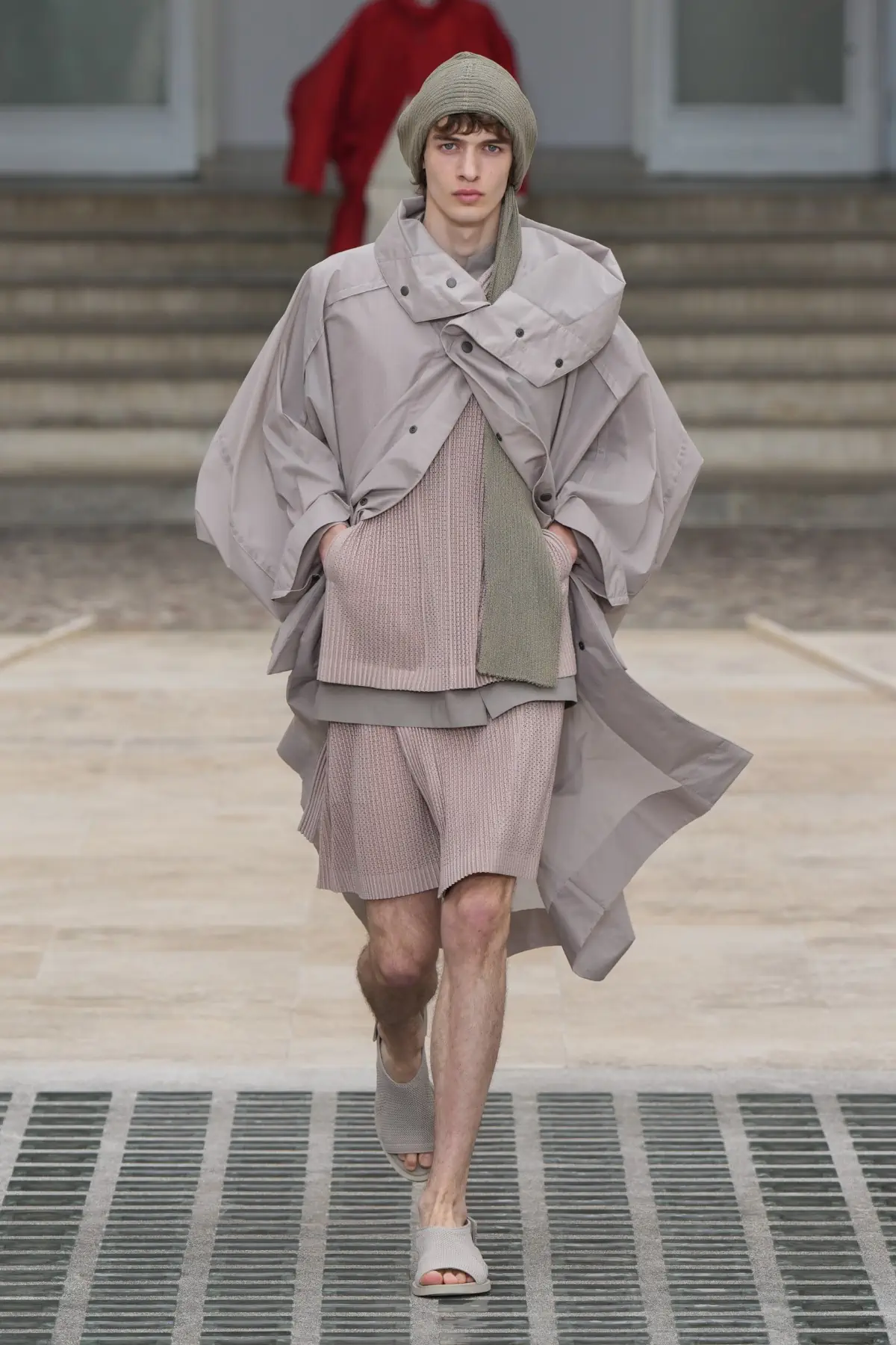 La collection Printemps 2025 d'HOMME PLISSÉ ISSEY MIYAKE s'envole avec le vent