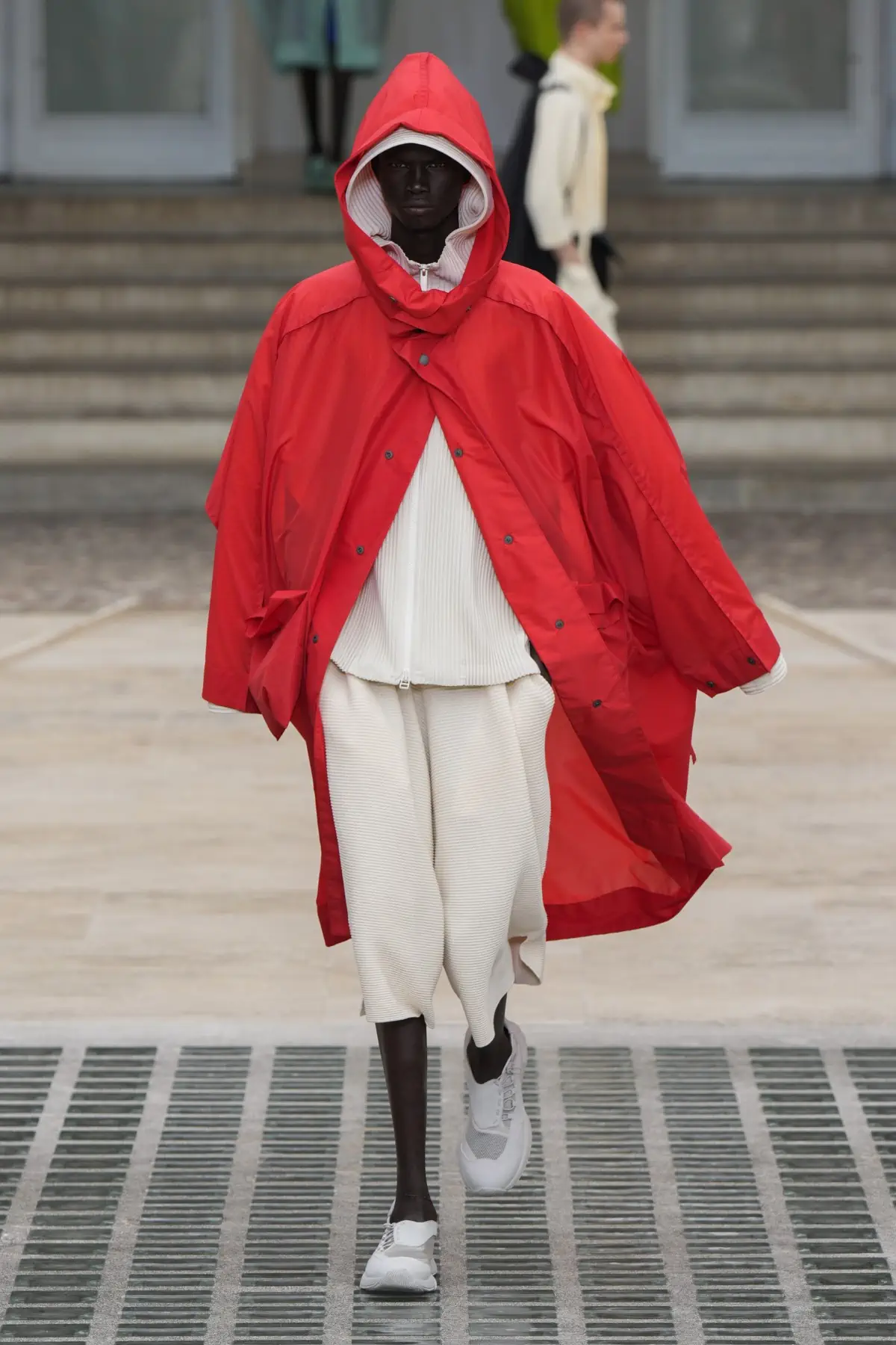 La collection Printemps 2025 d'HOMME PLISSÉ ISSEY MIYAKE s'envole avec le vent