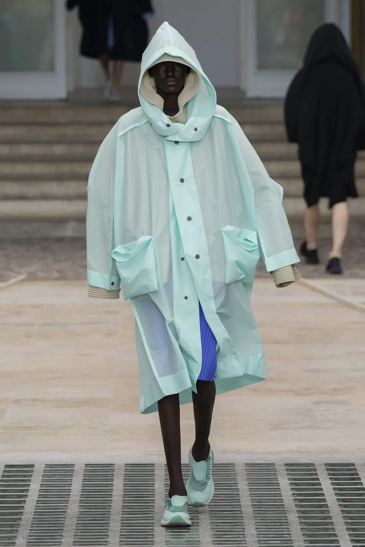 La collection Printemps 2025 d'HOMME PLISSÉ ISSEY MIYAKE s'envole avec le vent