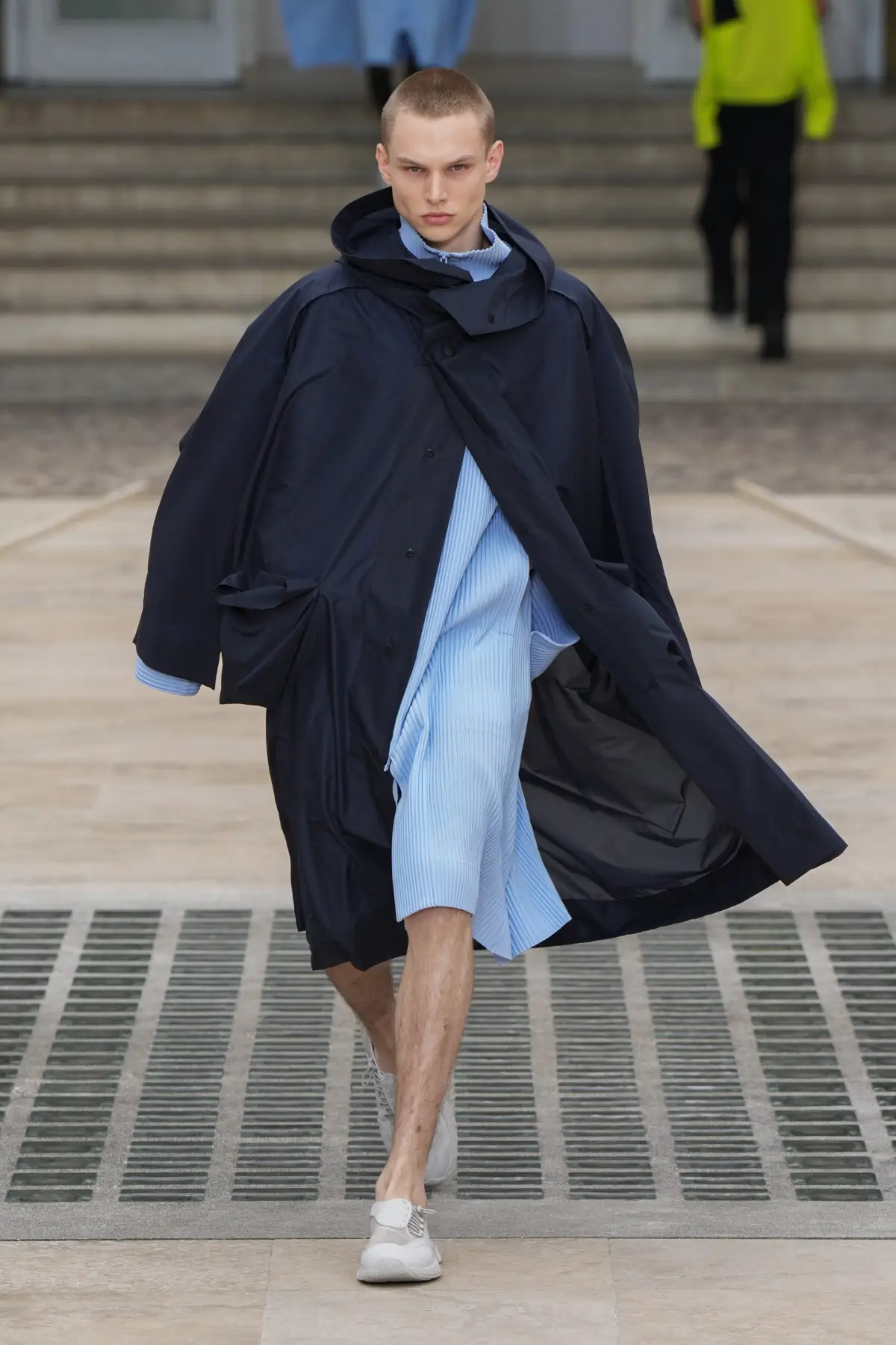 La collection Printemps 2025 d'HOMME PLISSÉ ISSEY MIYAKE s'envole avec le vent