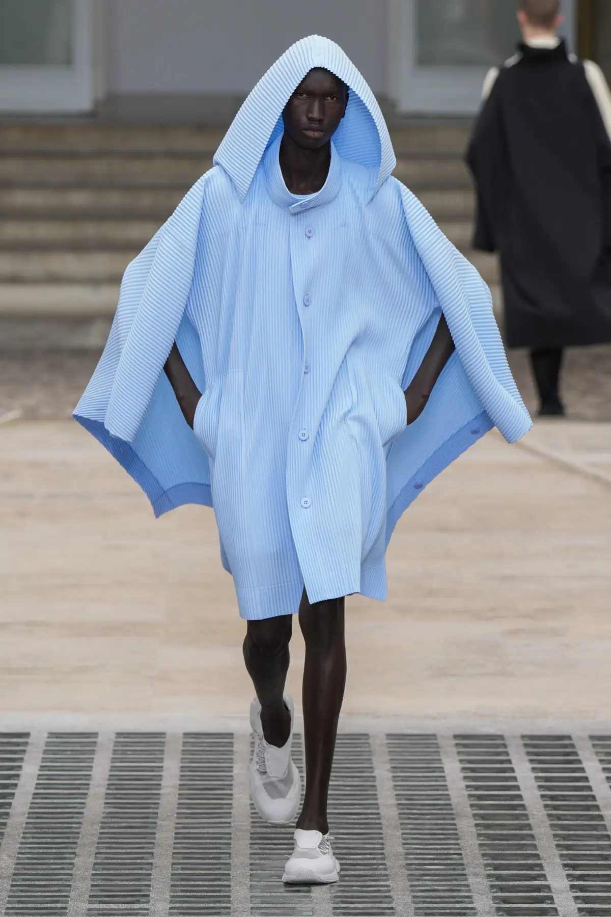 La collection Printemps 2025 d'HOMME PLISSÉ ISSEY MIYAKE s'envole avec le vent