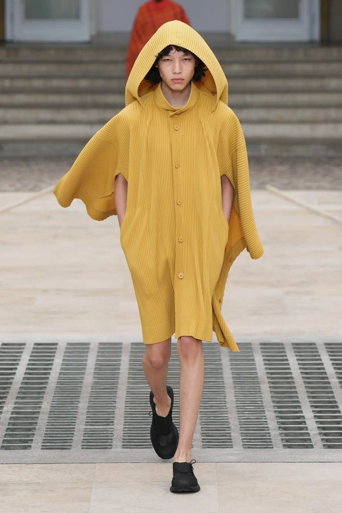 La collection Printemps 2025 d'HOMME PLISSÉ ISSEY MIYAKE s'envole avec le vent