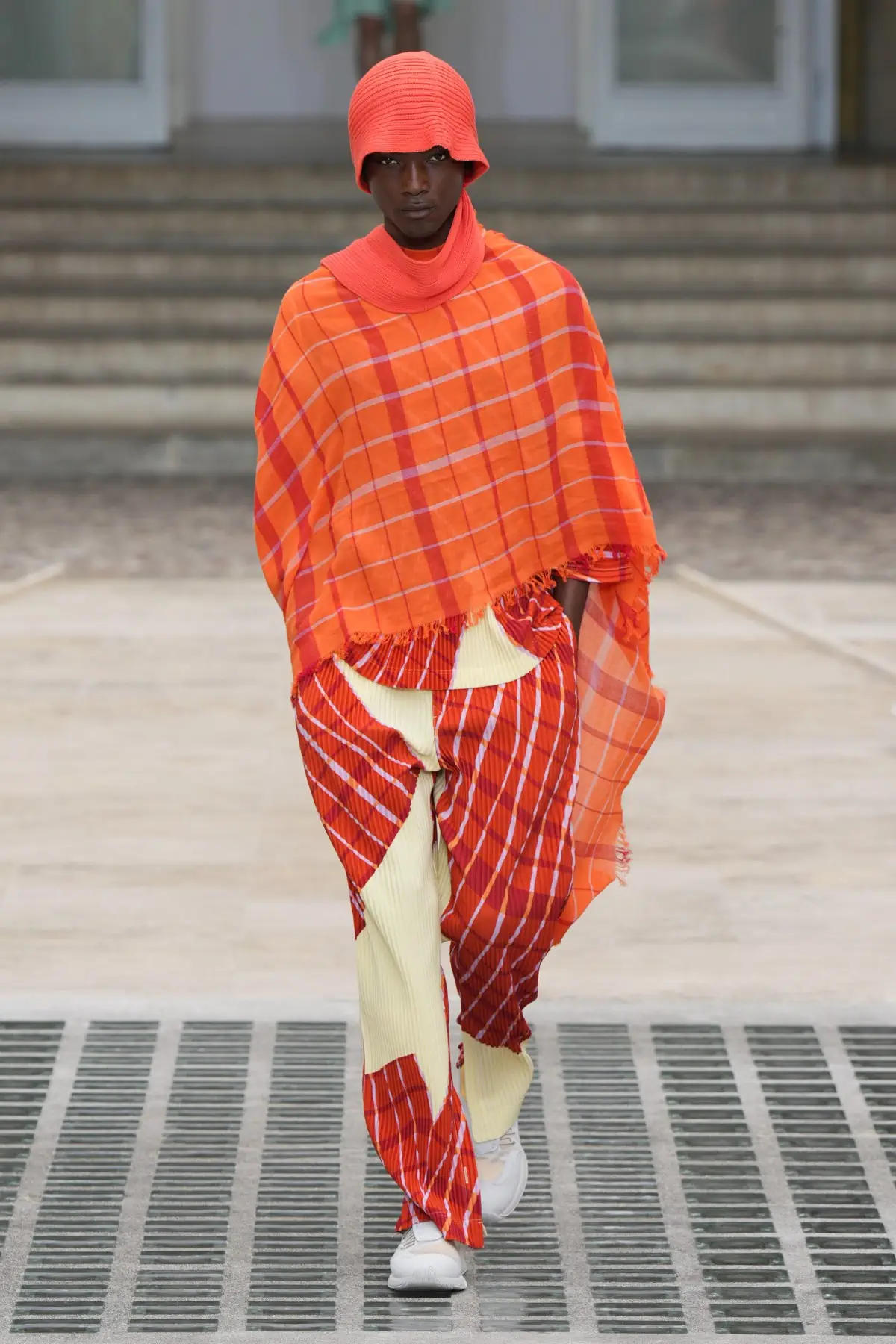 La collection Printemps 2025 d'HOMME PLISSÉ ISSEY MIYAKE s'envole avec le vent