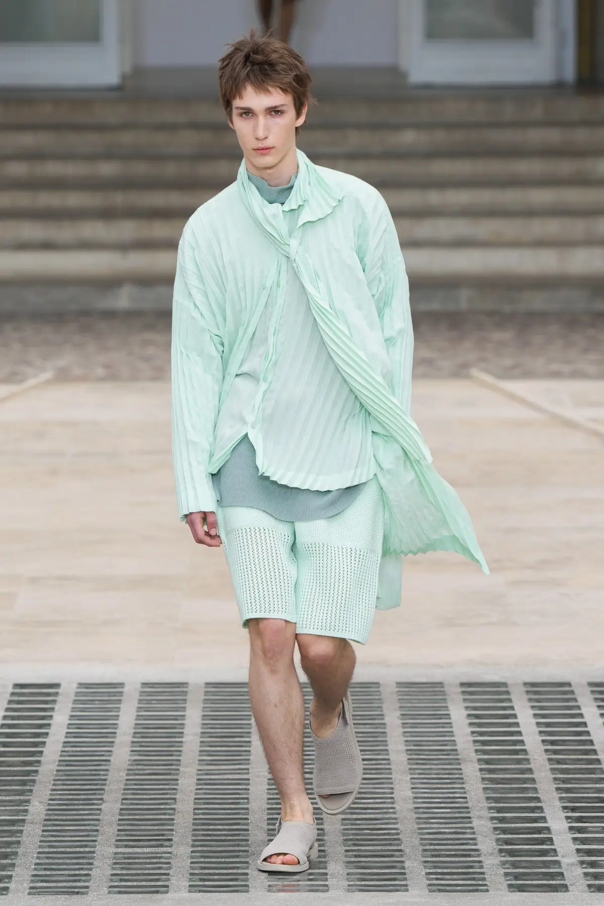La collection Printemps 2025 d'HOMME PLISSÉ ISSEY MIYAKE s'envole avec le vent