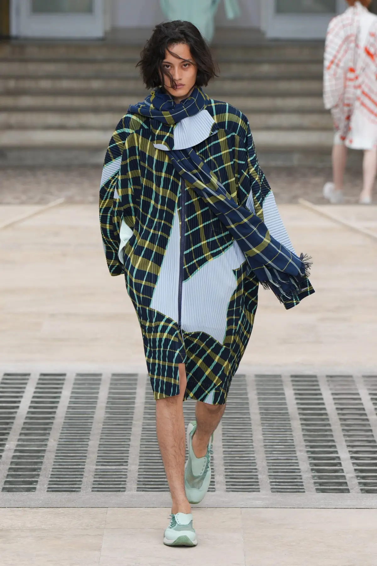 La collection Printemps 2025 d'HOMME PLISSÉ ISSEY MIYAKE s'envole avec le vent