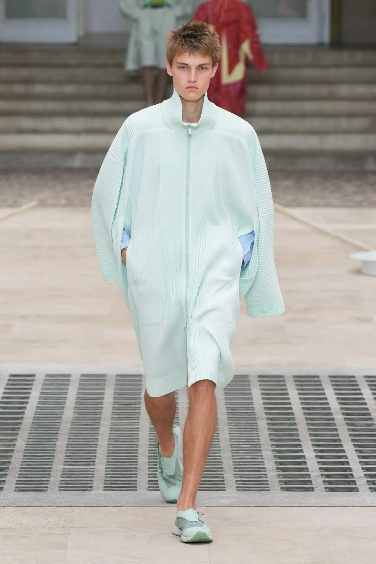 La collection Printemps 2025 d'HOMME PLISSÉ ISSEY MIYAKE s'envole avec le vent