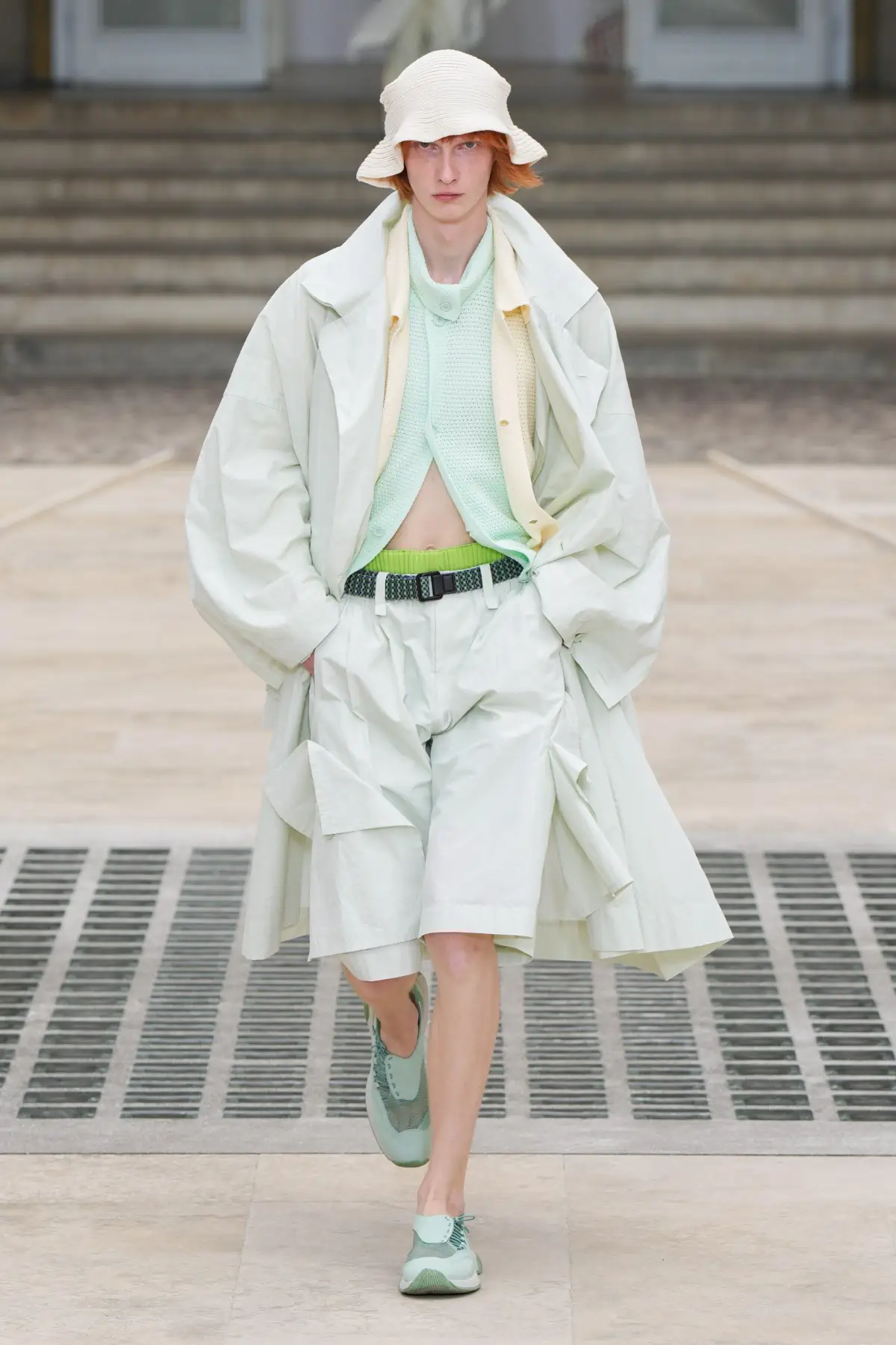 La collection Printemps 2025 d'HOMME PLISSÉ ISSEY MIYAKE s'envole avec le vent