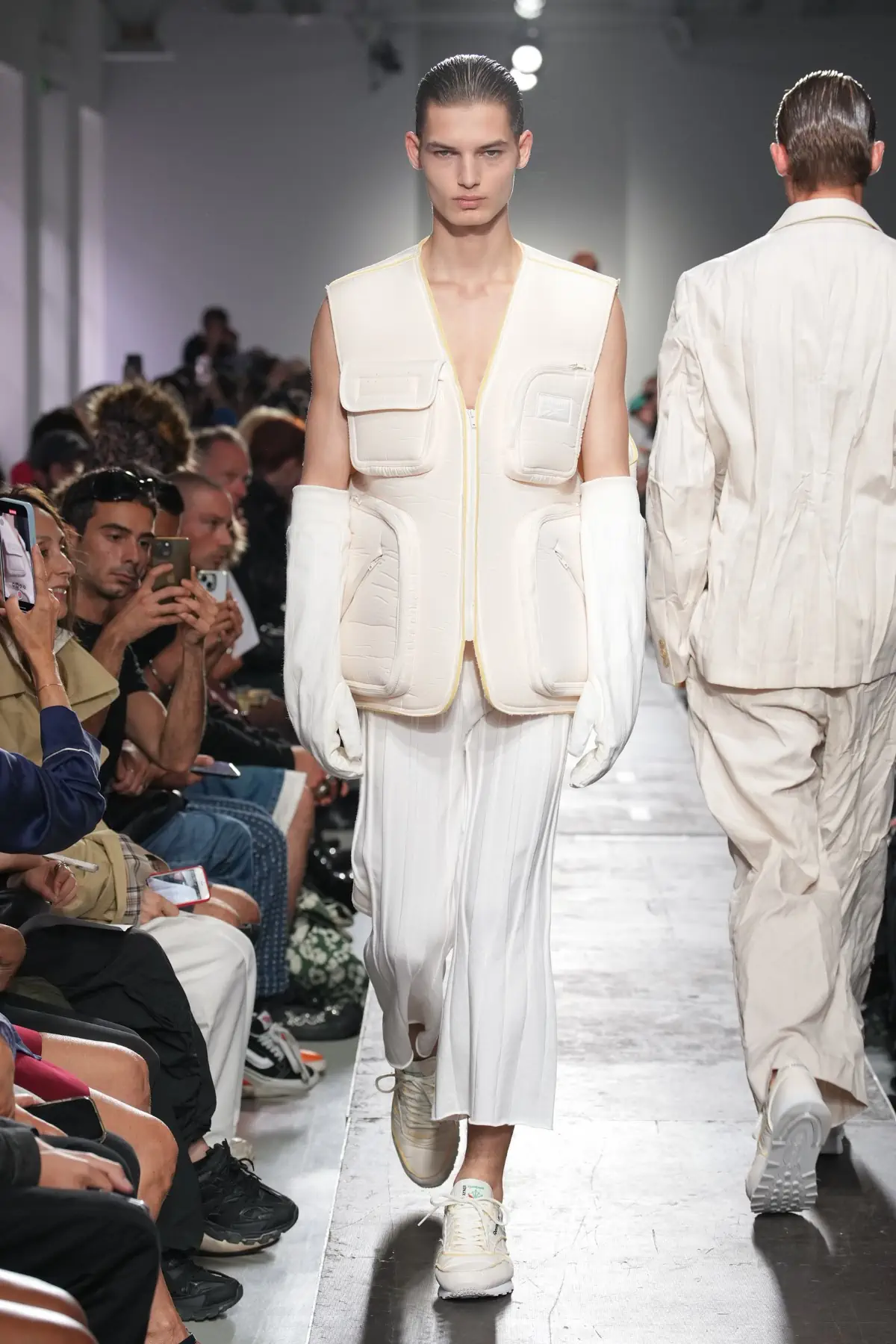 Hed Mayner Printemps 2025, une exploration audacieuse des volumes et de la déconstruction