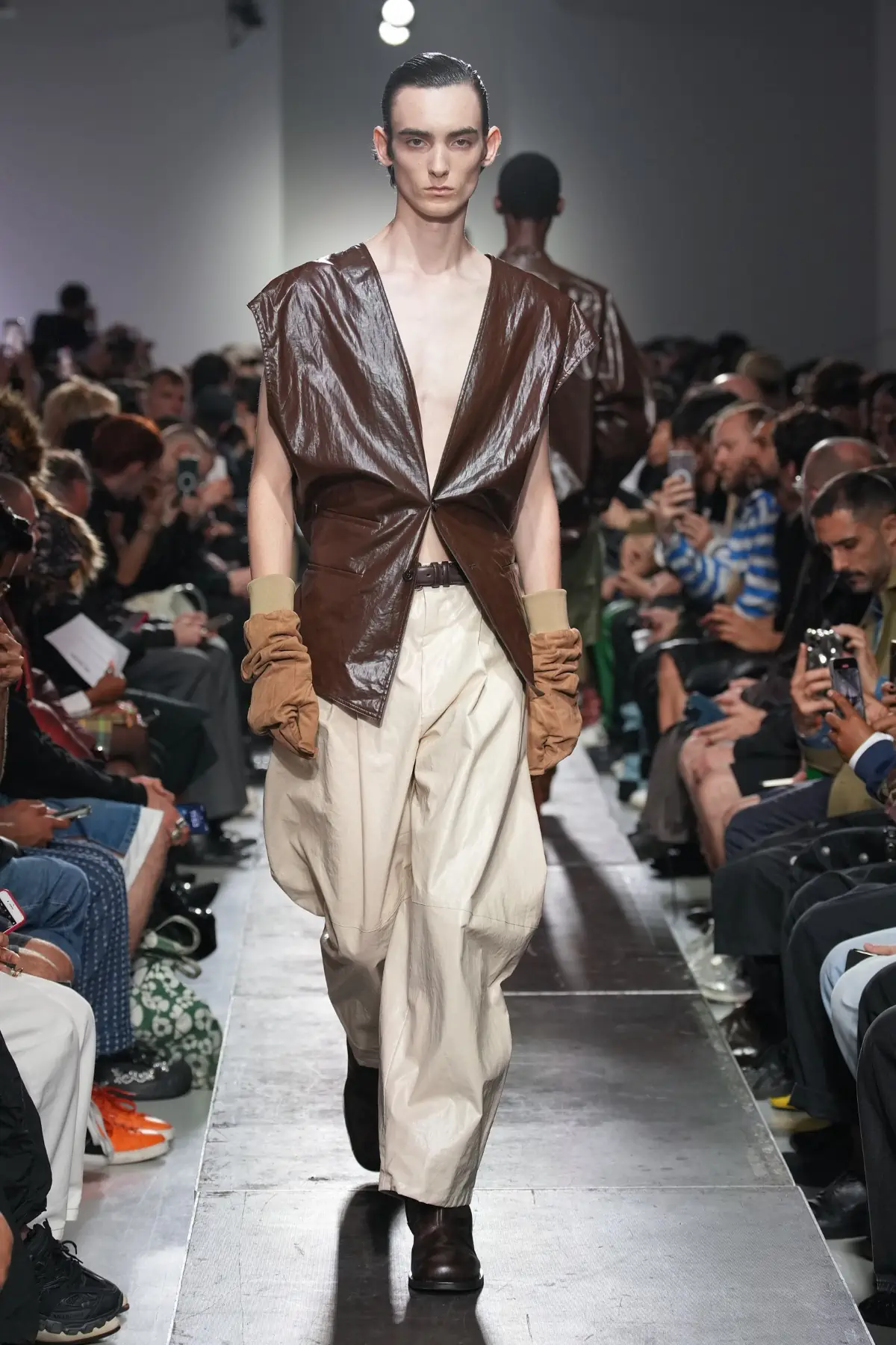 Hed Mayner Printemps 2025, une exploration audacieuse des volumes et de la déconstruction