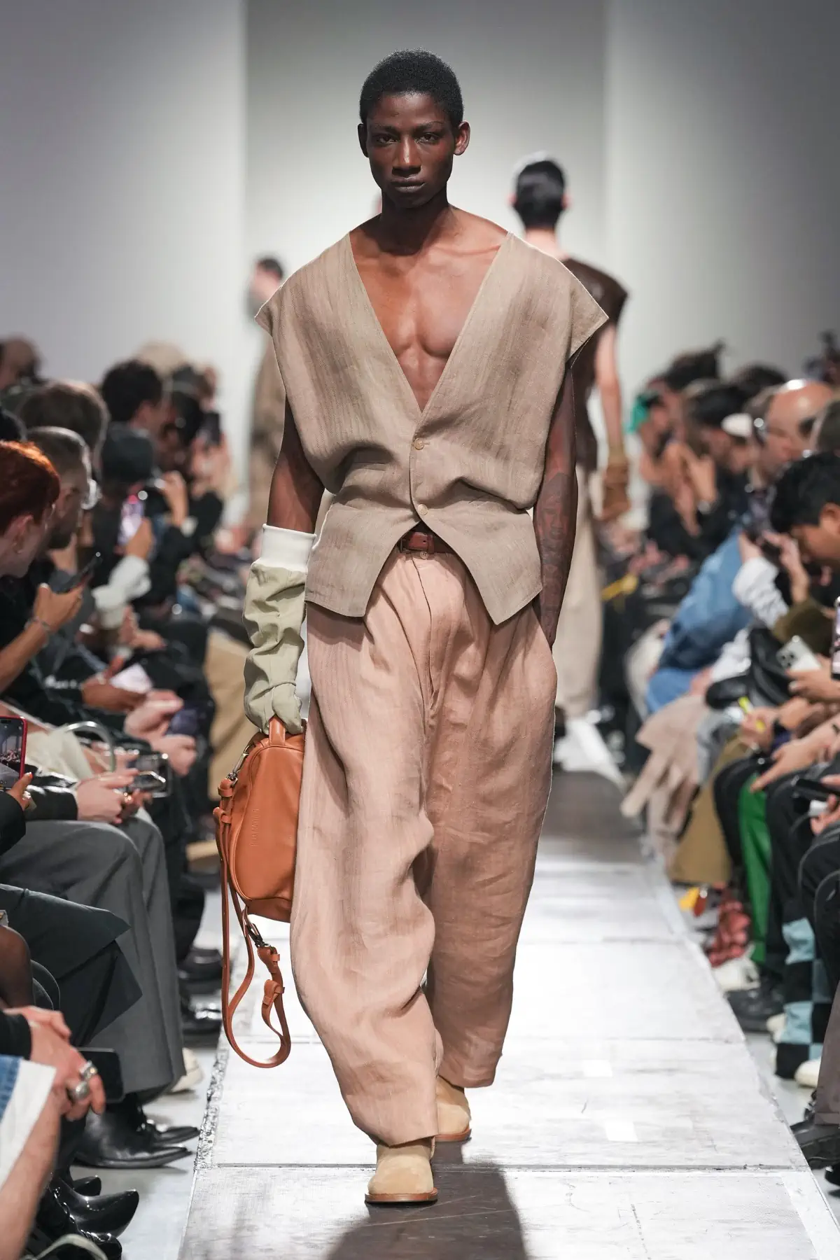 Hed Mayner Printemps 2025, une exploration audacieuse des volumes et de la déconstruction