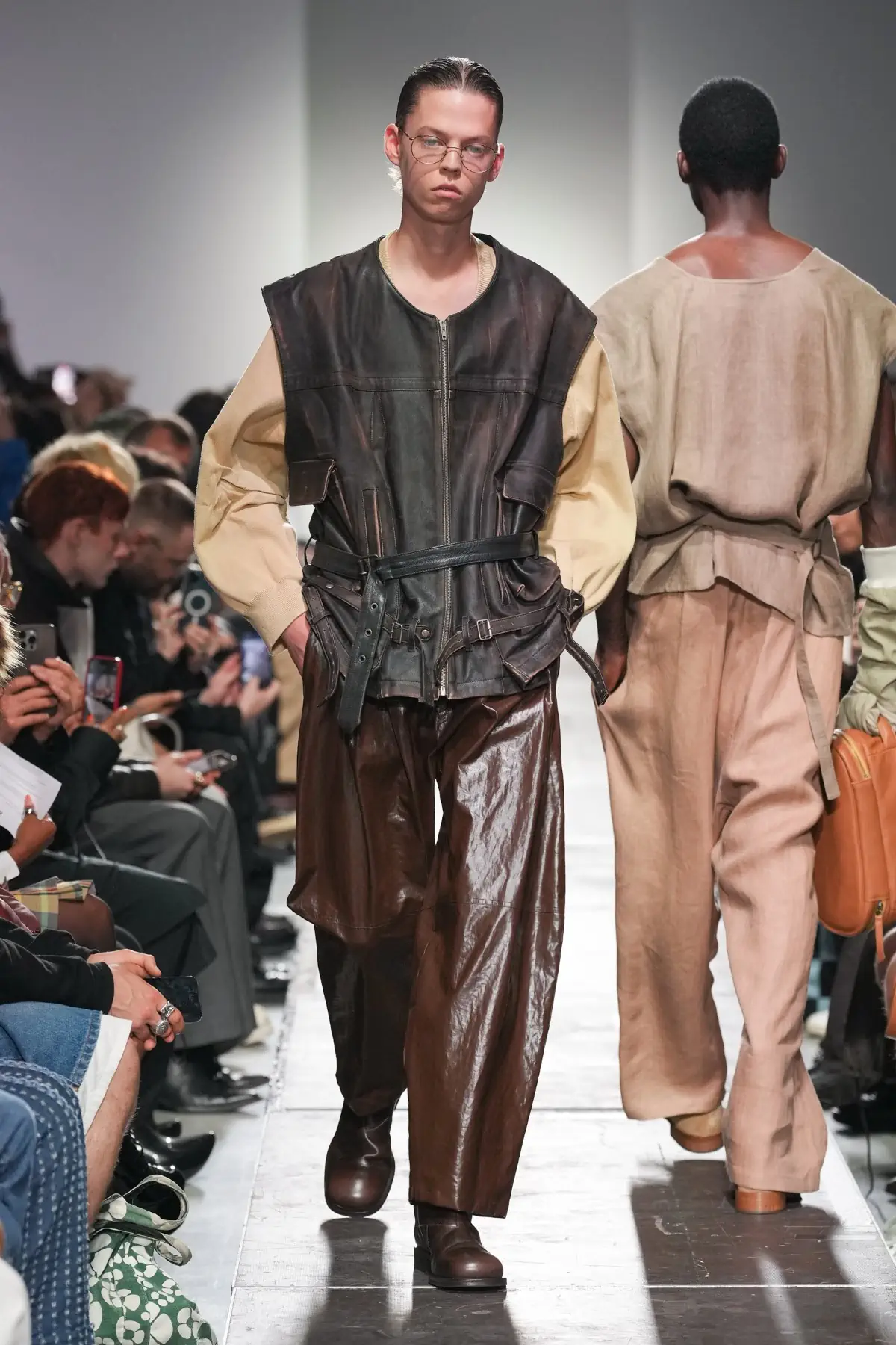 Hed Mayner Printemps 2025, une exploration audacieuse des volumes et de la déconstruction