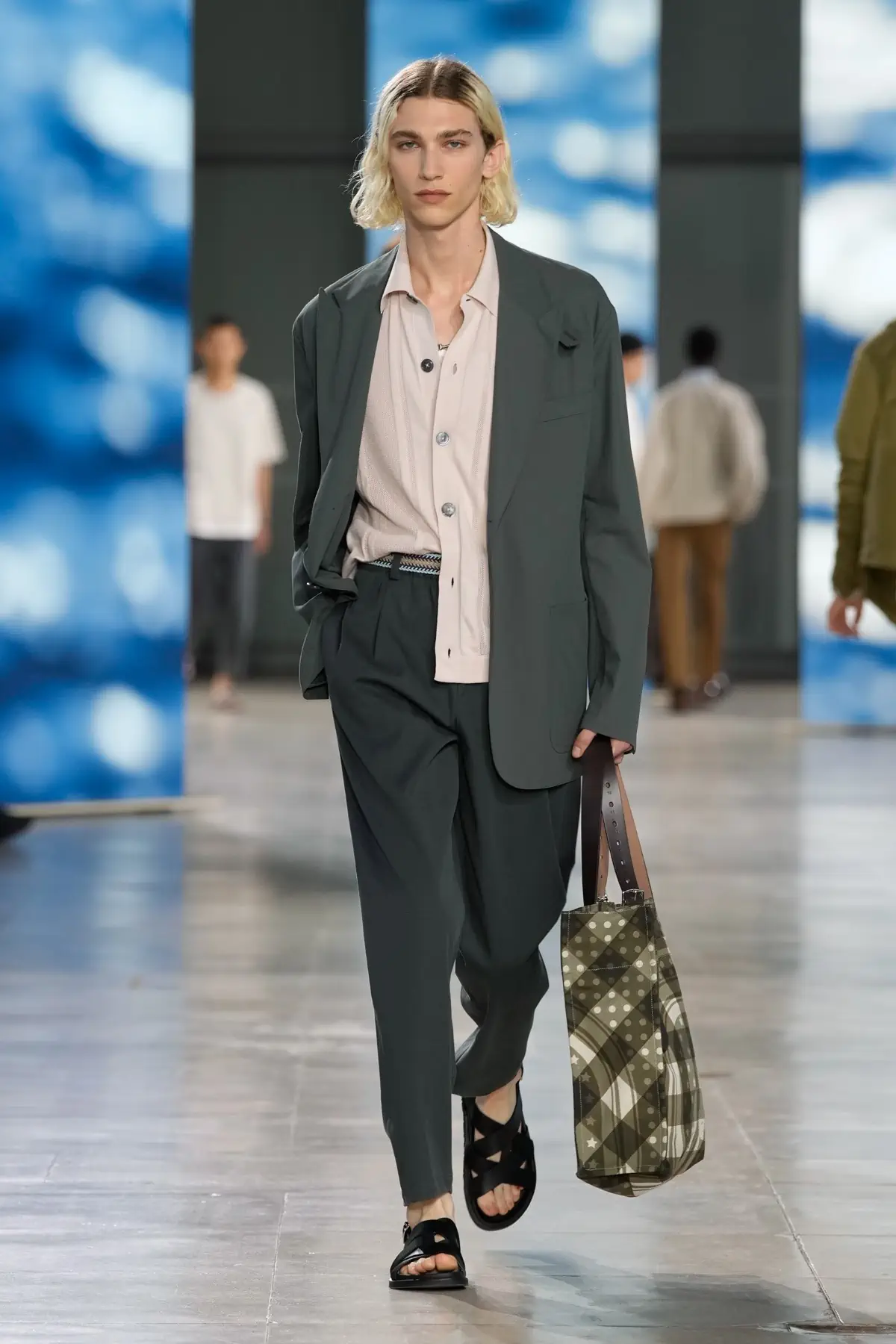 Hermès Printemps 2025, Une escapade au bord de la mer dans un confort luxueux