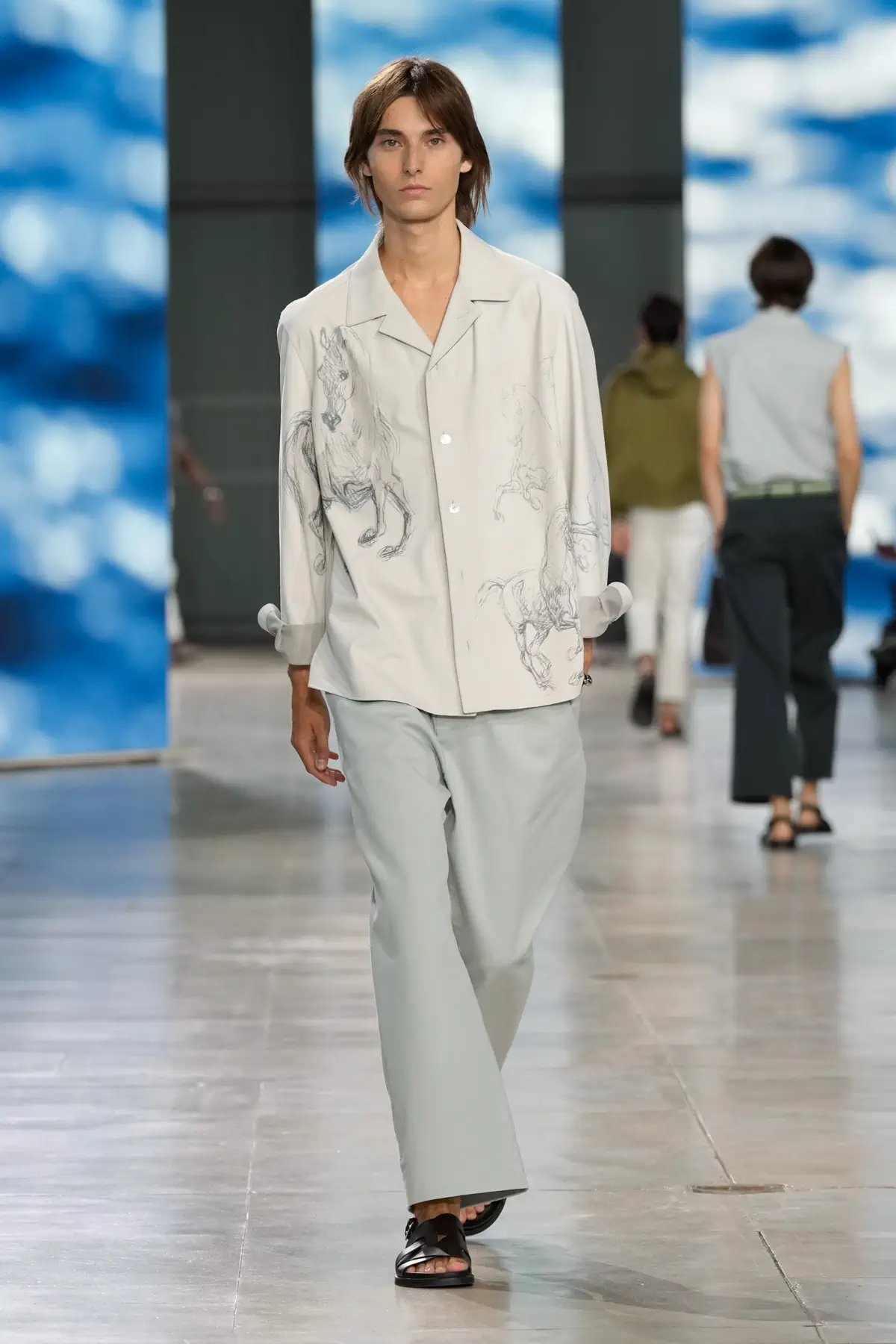 Hermès Printemps 2025, Une escapade au bord de la mer dans un confort luxueux