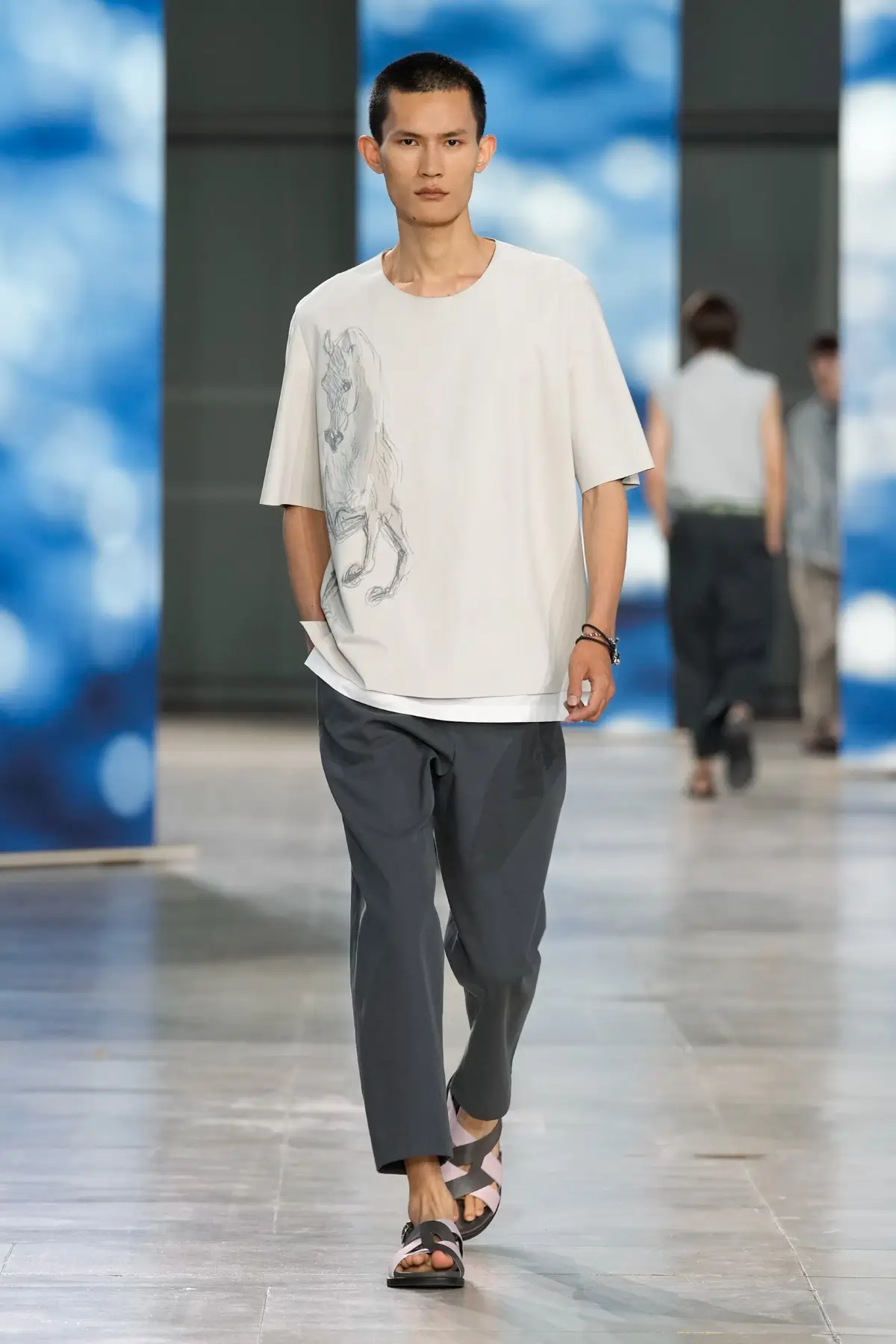 Hermès Printemps 2025, Une escapade au bord de la mer dans un confort luxueux