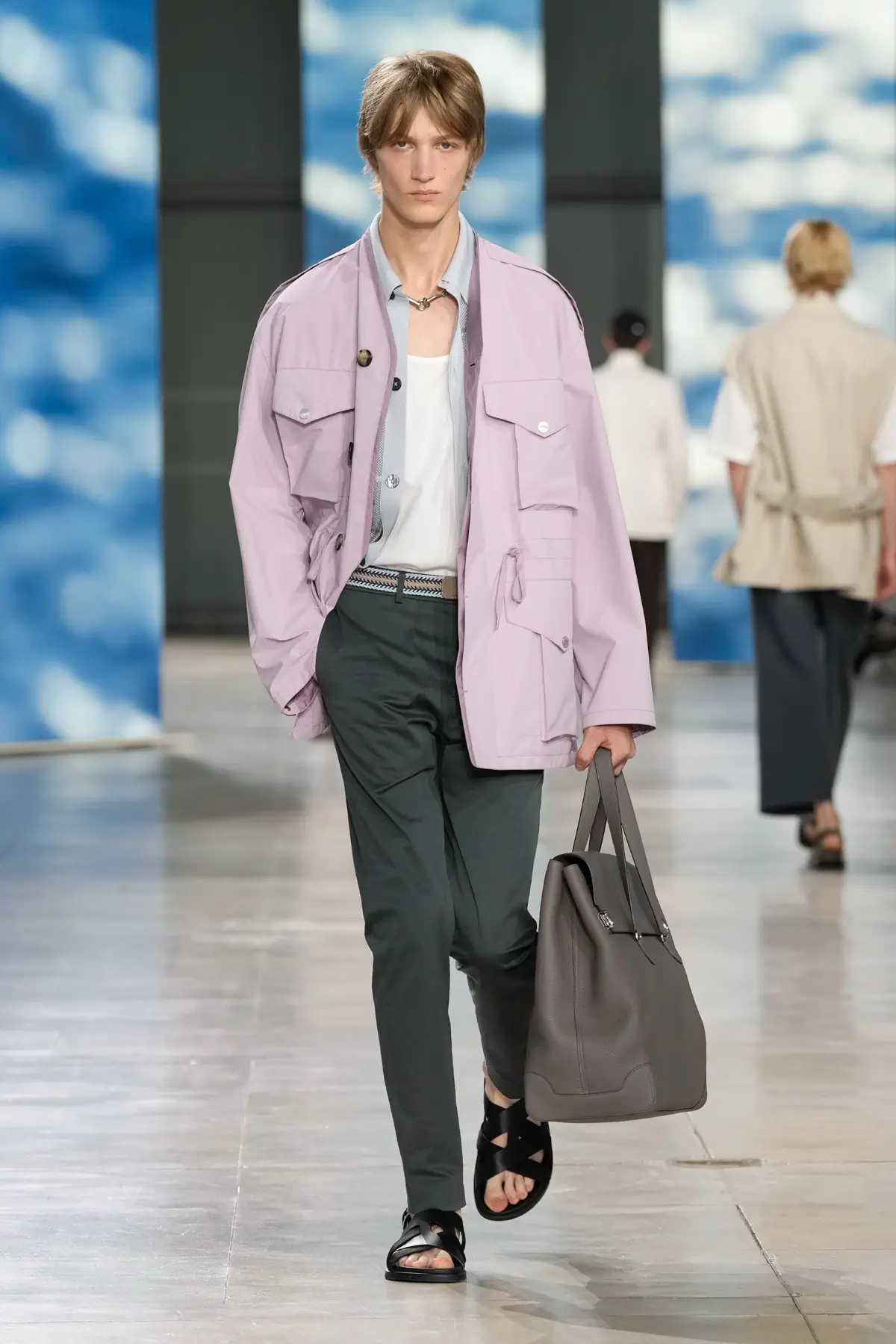 Hermès Printemps 2025, Une escapade au bord de la mer dans un confort luxueux