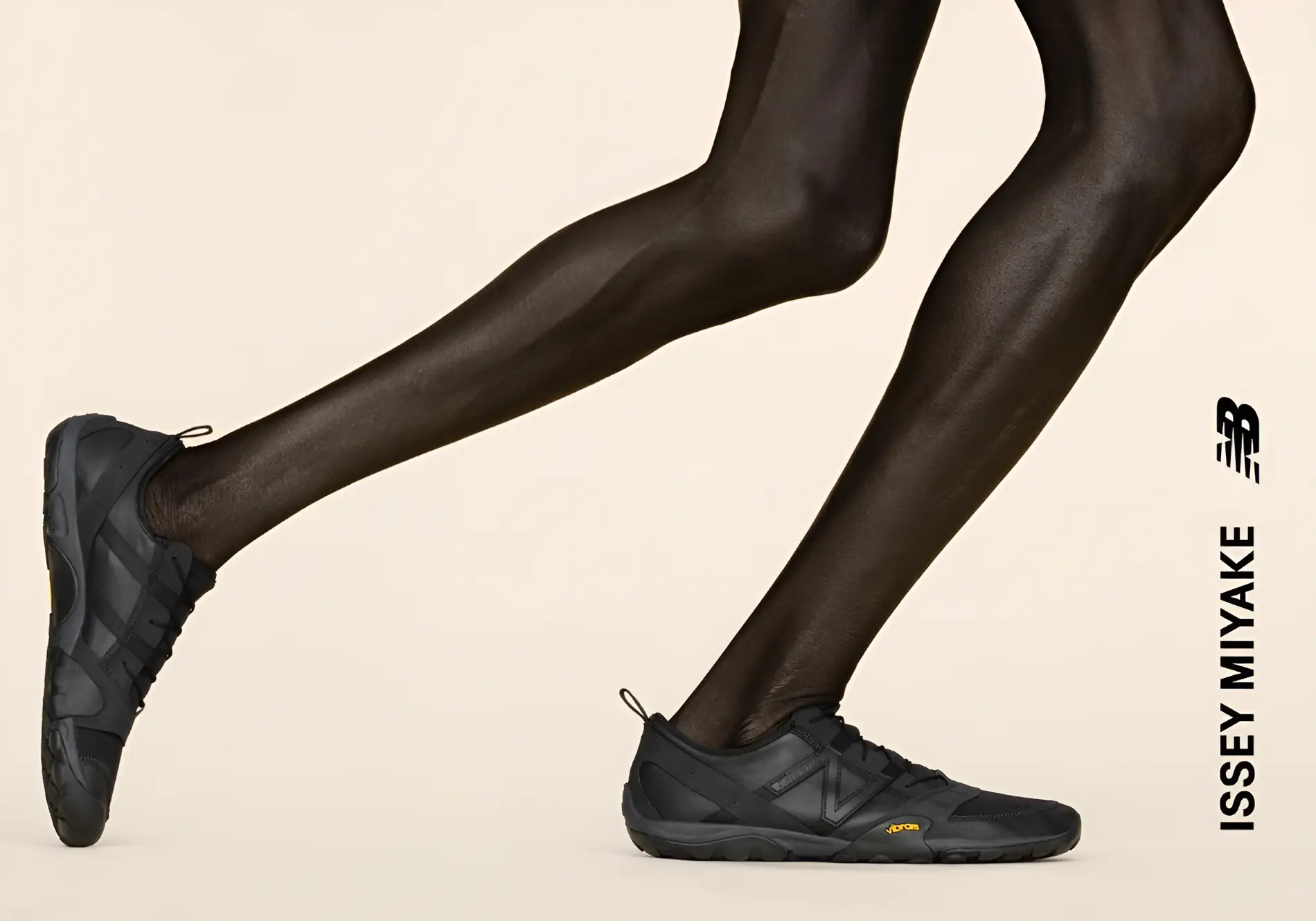 ISSEY MIYAKE et New Balance s'associent pour la MT10O, une chaussure inspirée de la course pieds nus