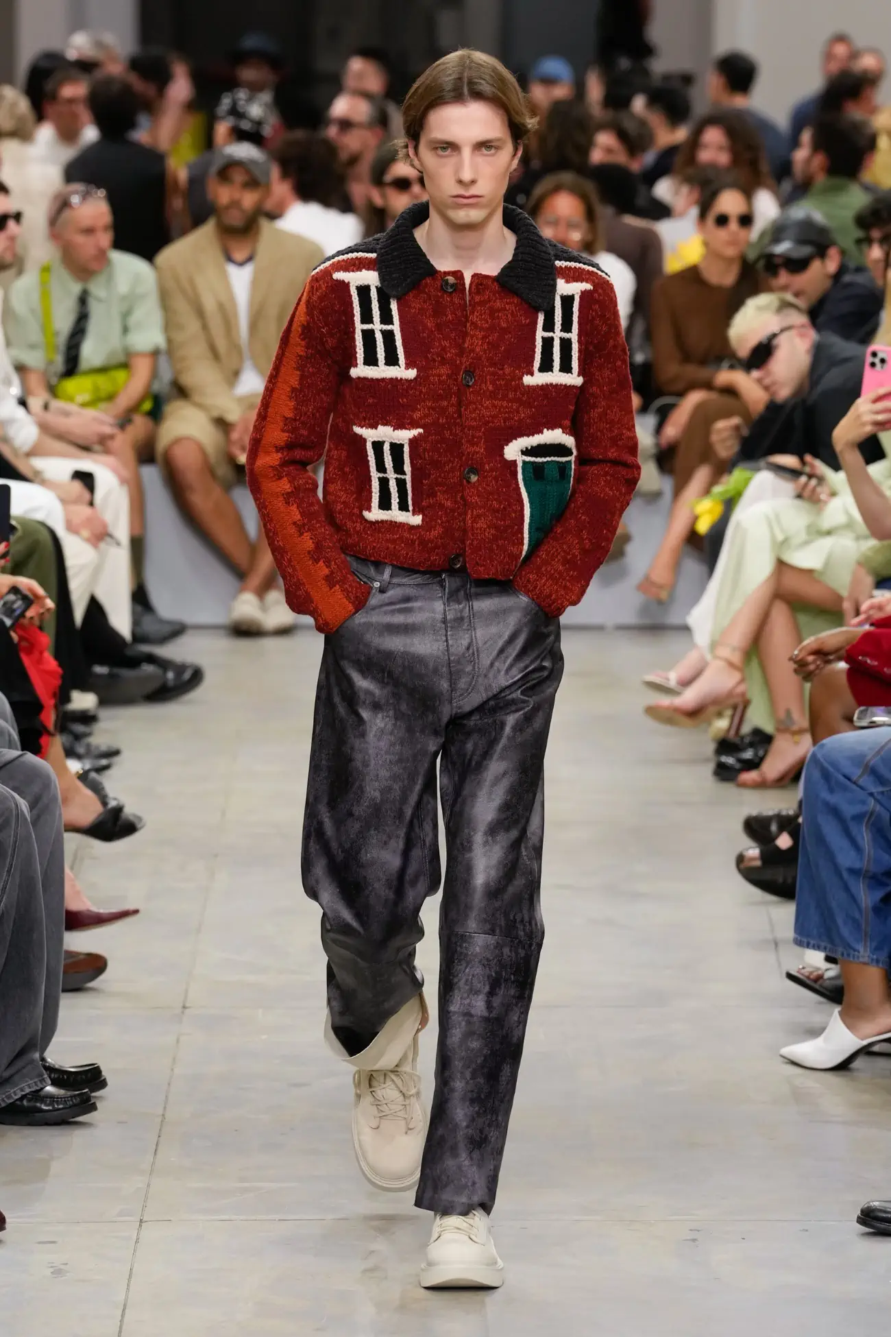La collection Printemps 2025 de JW Anderson repousse les limites avec des vêtements irrationnels