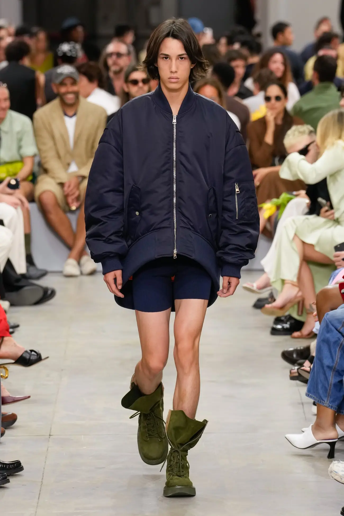 La collection Printemps 2025 de JW Anderson repousse les limites avec des vêtements irrationnels