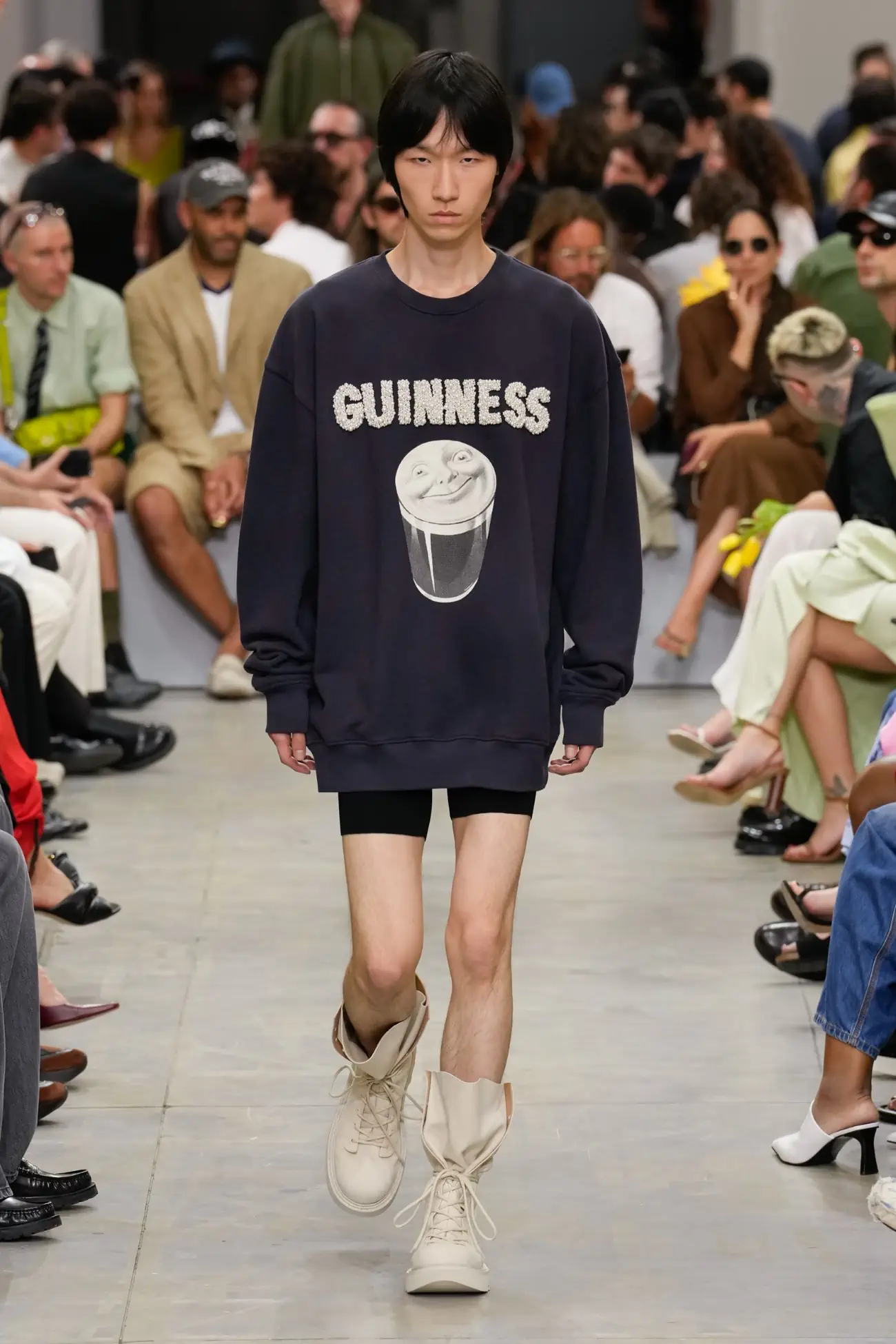La collection Printemps 2025 de JW Anderson repousse les limites avec des vêtements irrationnels