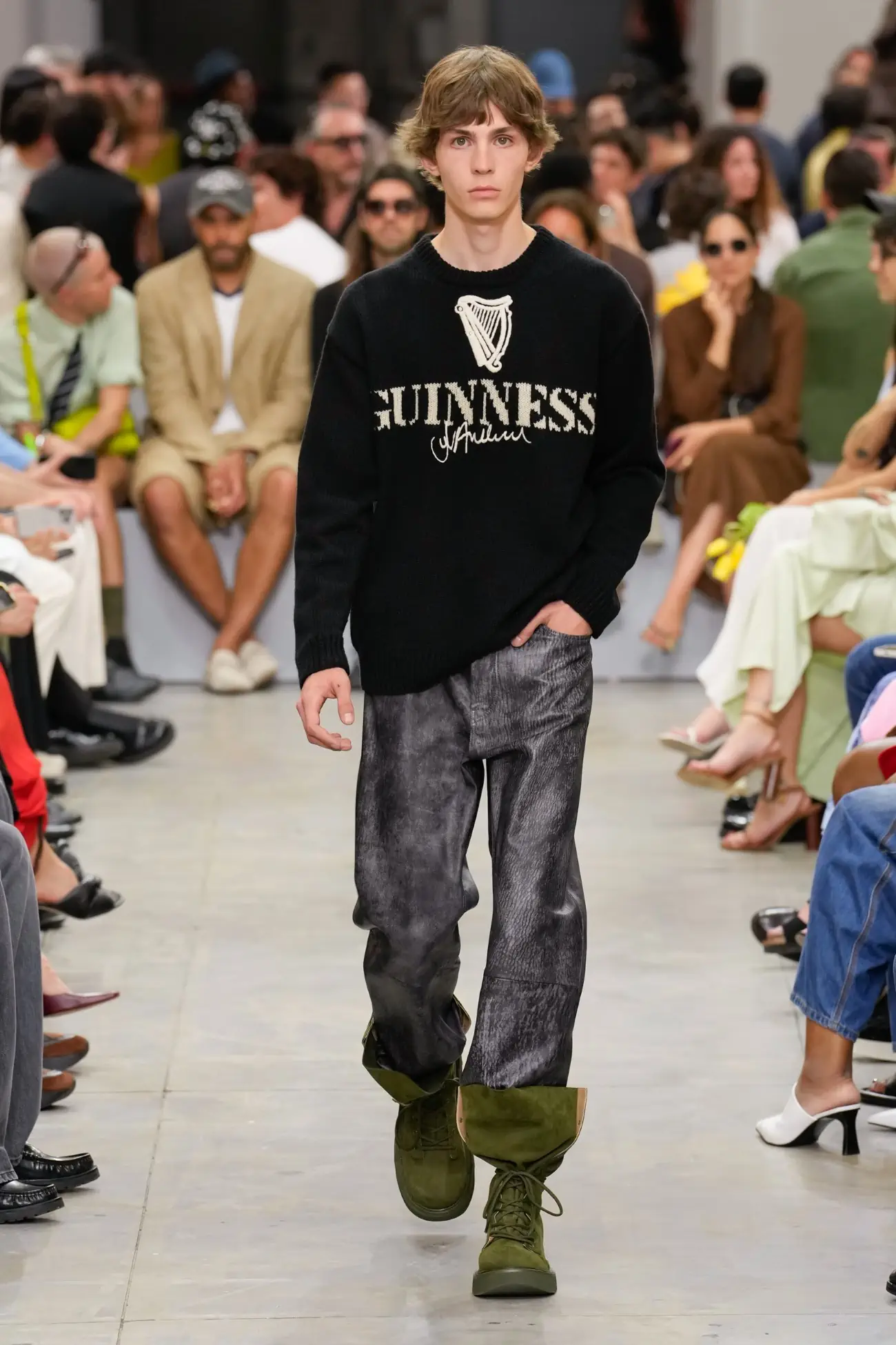 La collection Printemps 2025 de JW Anderson repousse les limites avec des vêtements irrationnels